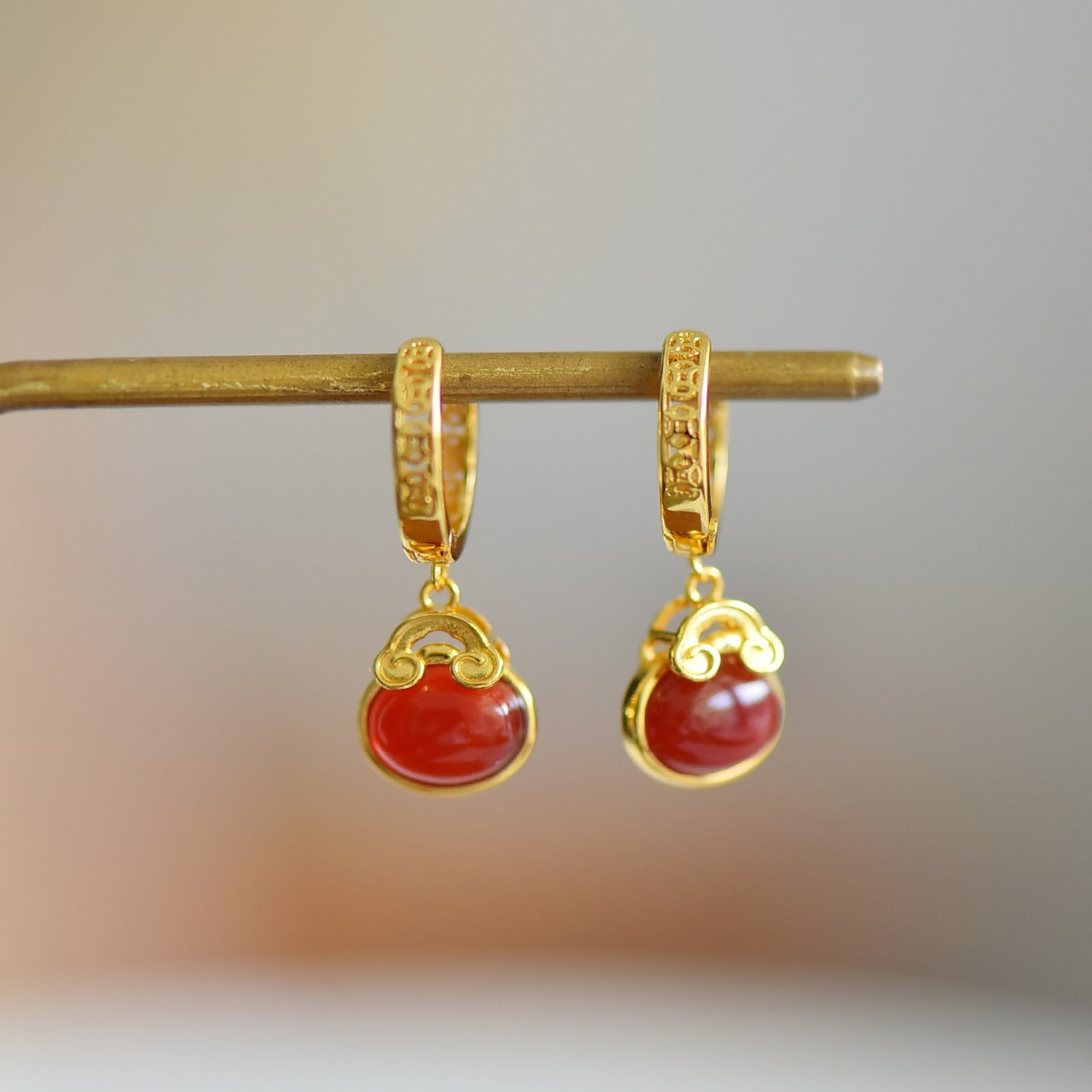 A Pair of Exquisite Sterling Silver-Gold Plated Inlaid Agate Earrings: A Pair of Exquisite Sterling Silver-Gold Plated Inlaid Agate Earrings,Size:7mmx9mm 一对纯银镀金镶玛瑙耳环