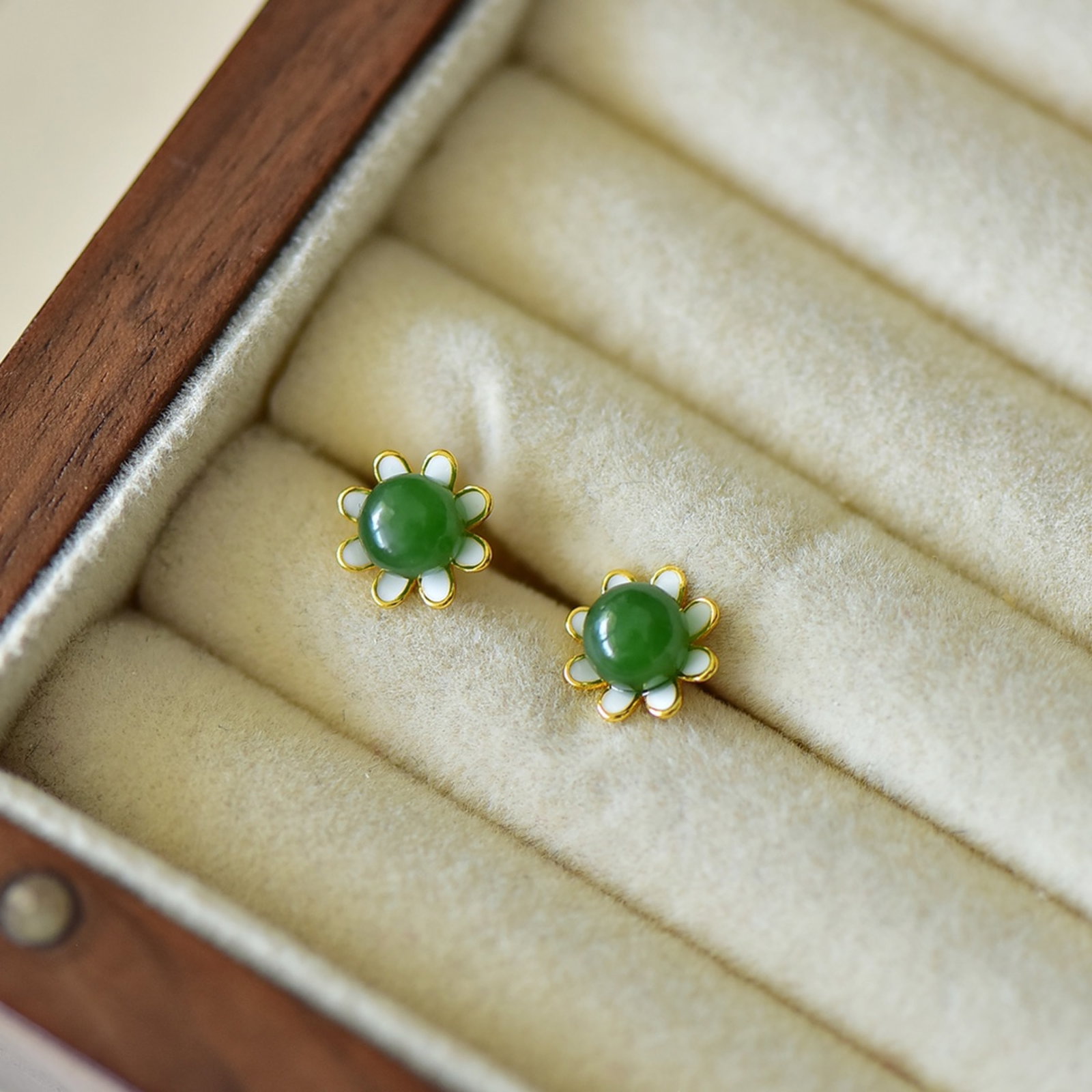 A Pair of Exquisite Sterling Silver-Gold Plated Inlaid Jasper Enamel Earrings: A Pair of Exquisite Sterling Silver-Gold Plated Inlaid Jasper Enamel Earrings Size:6mmx6mm 一对纯银镀金镶碧玉珐琅耳环