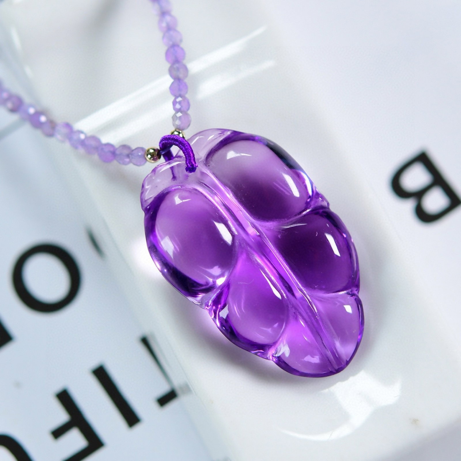 An Exquisite Crystal Leaf Pendant: An Exquisite Crystal Leaf Pendant,Size:33mmx21mmx9mm,2mm 水晶树叶吊坠