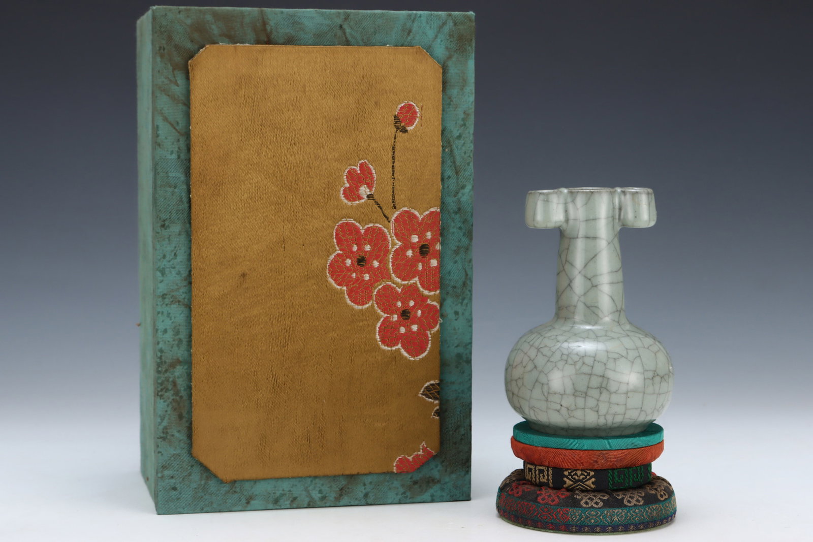 An Exquisite Ge yao Double-Ears Vase: An Exquisite Ge yao Double-Ears Vase,Song Dynasty,China,Size:4.8inx3.2in 哥窑双耳瓶,中国宋代