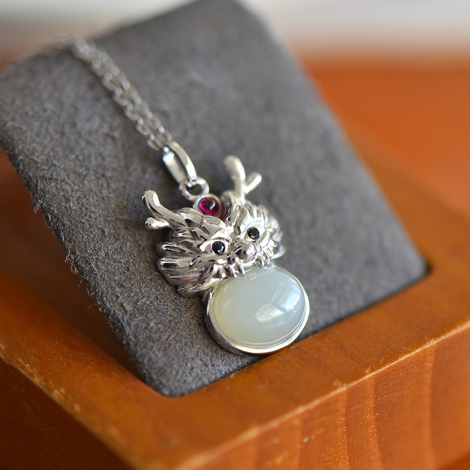 An Exquisite Sterling Silver Inlaid White Jade Pendant: Sterling Silver Inlaid White Jade Pendant , Size :8mmx10mm 纯银镶白玉吊坠,尺寸:8mmx10mm
