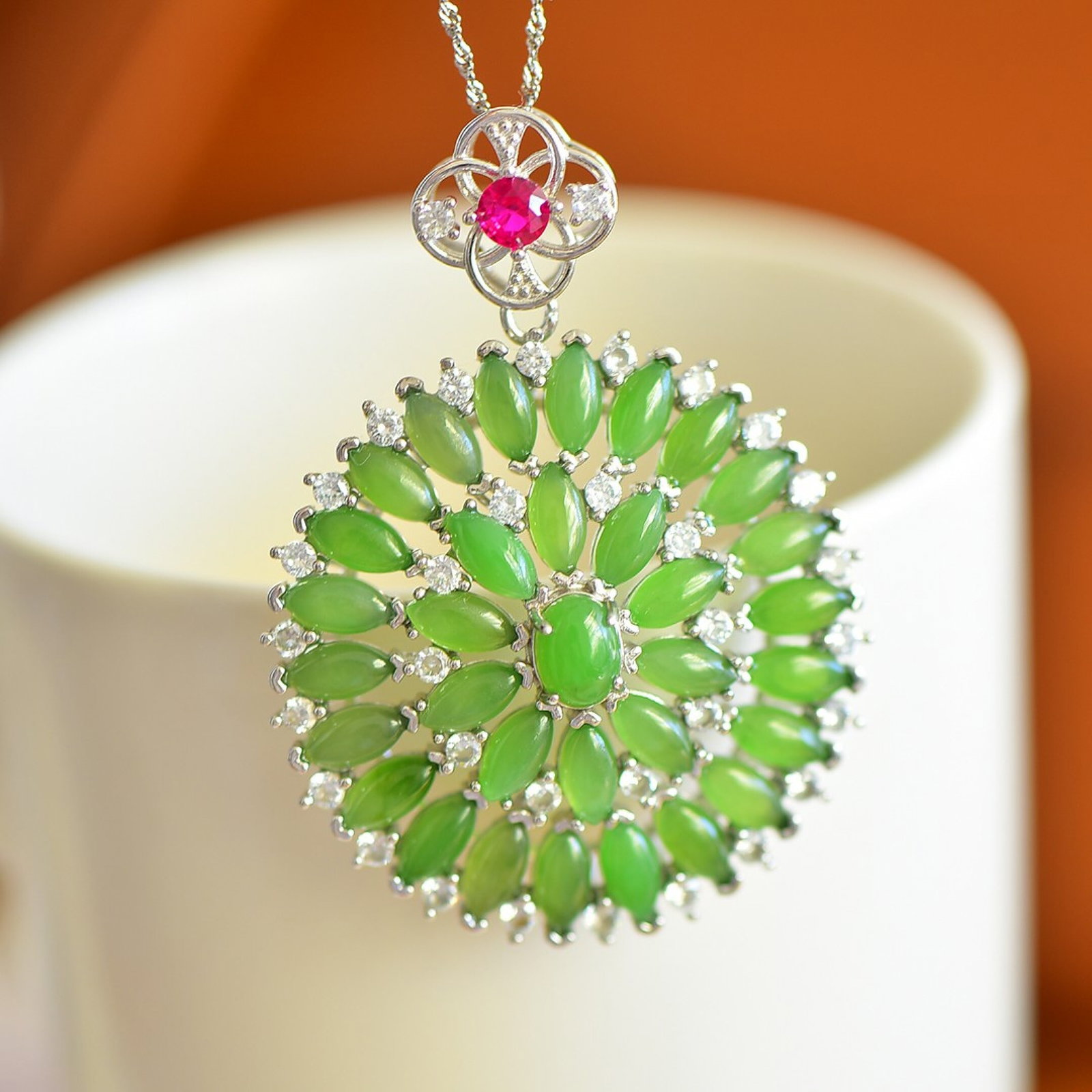 An Exquisite Sterling Silver Inlaid Jasper Pendant,Inlaid Diamonds: An Exquisite Sterling Silver Inlaid Jasper Pendant,Inlaid Diamonds,Size:6mmx8mm 纯银镶碧玉吊坠,嵌钻石