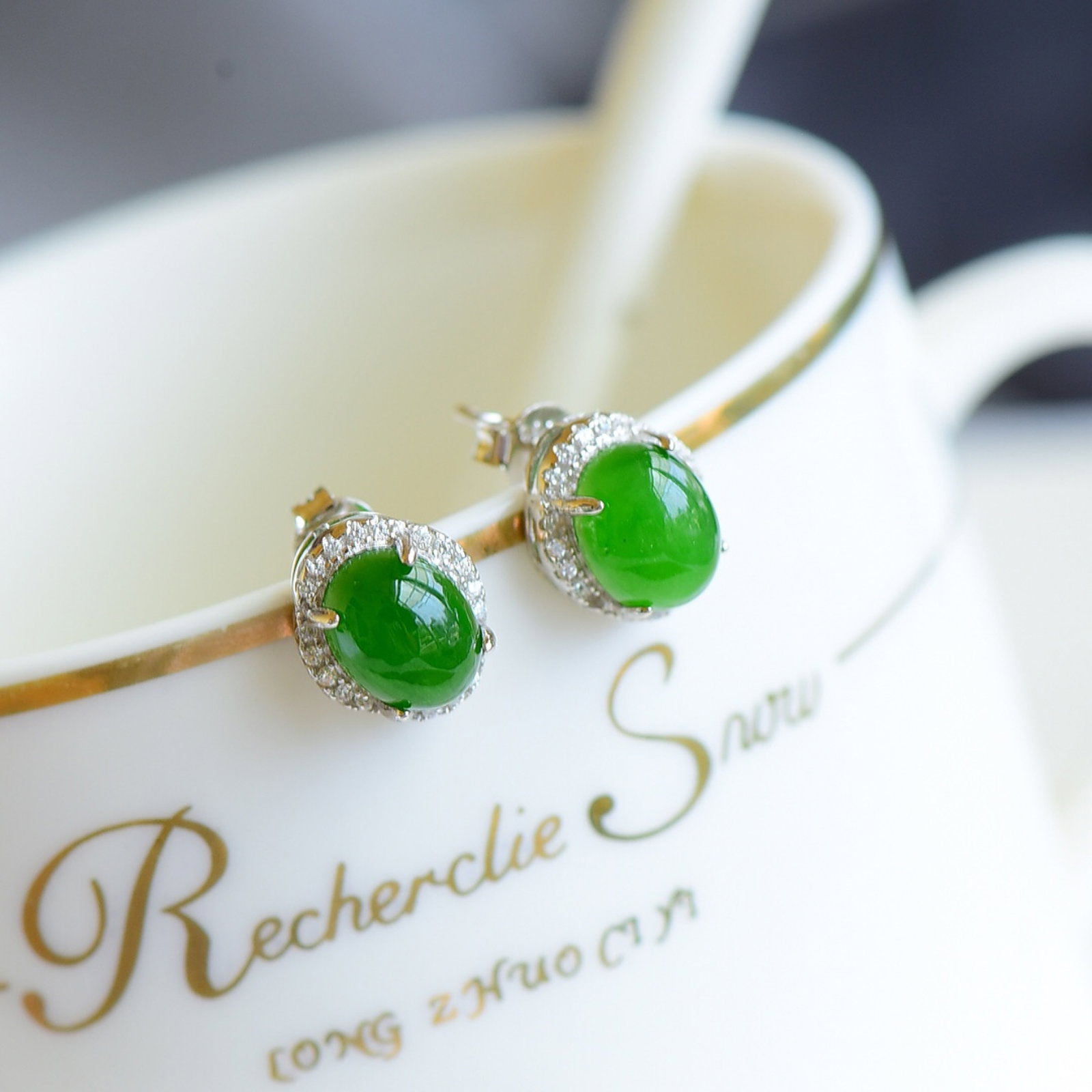 A Pair of Exquisite Sterling Silver Inlaid Jasper Earrings,Inlaid Diamond: A Pair of Exquisite Sterling Silver Inlaid Jasper Earrings,Inlaid Diamond,Size:7mmx9mm 一对纯银镶碧玉耳钉,嵌钻石