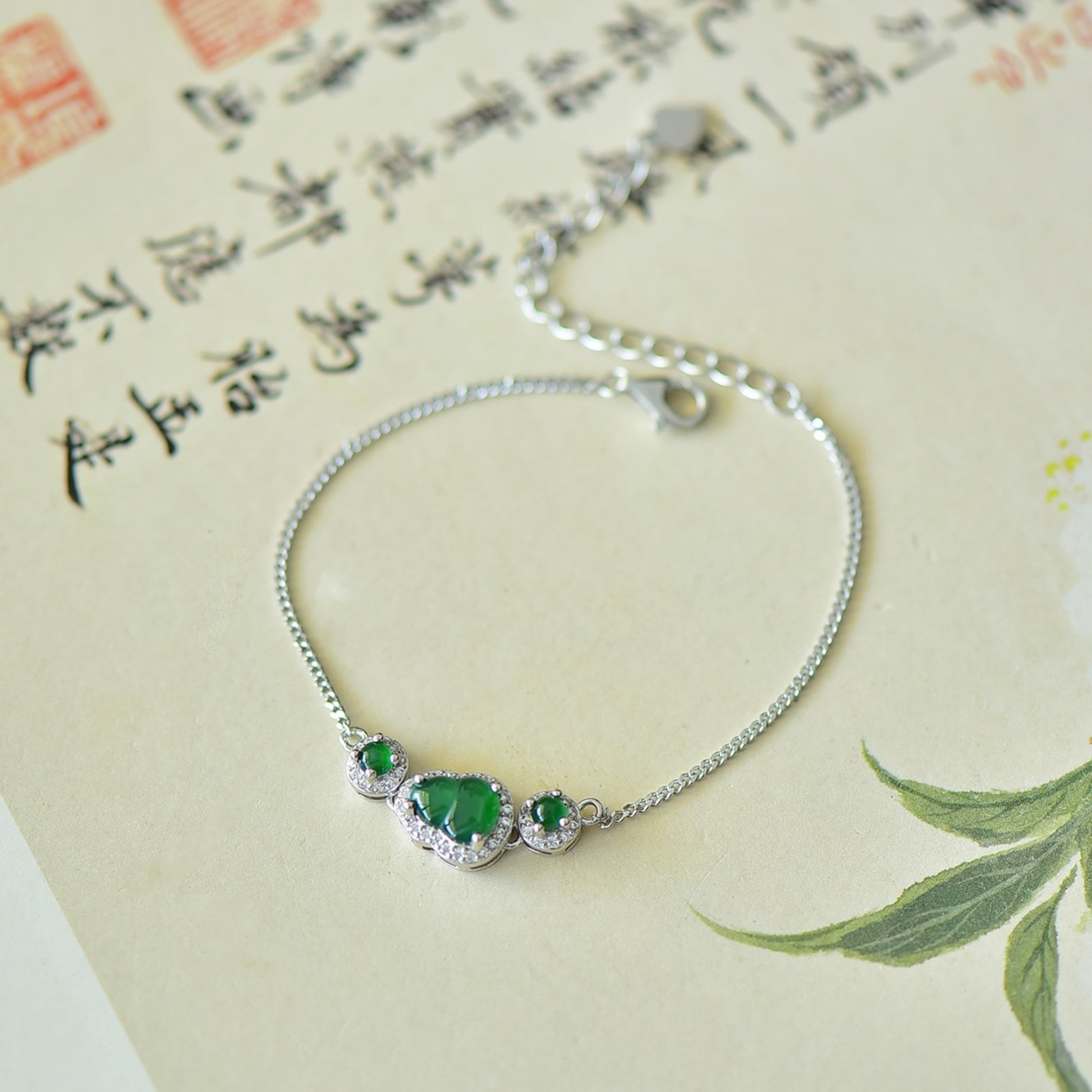 An Exquisite Sterling Silver Inlaid Jadeite Gourd Bracelets,Inlaid Diamond: An Exquisite Sterling Silver Inlaid Jadeite Gourd Bracelets,Inlaid Diamond,Size:6mmx8mm 纯银镶翡翠葫芦手链,嵌钻石