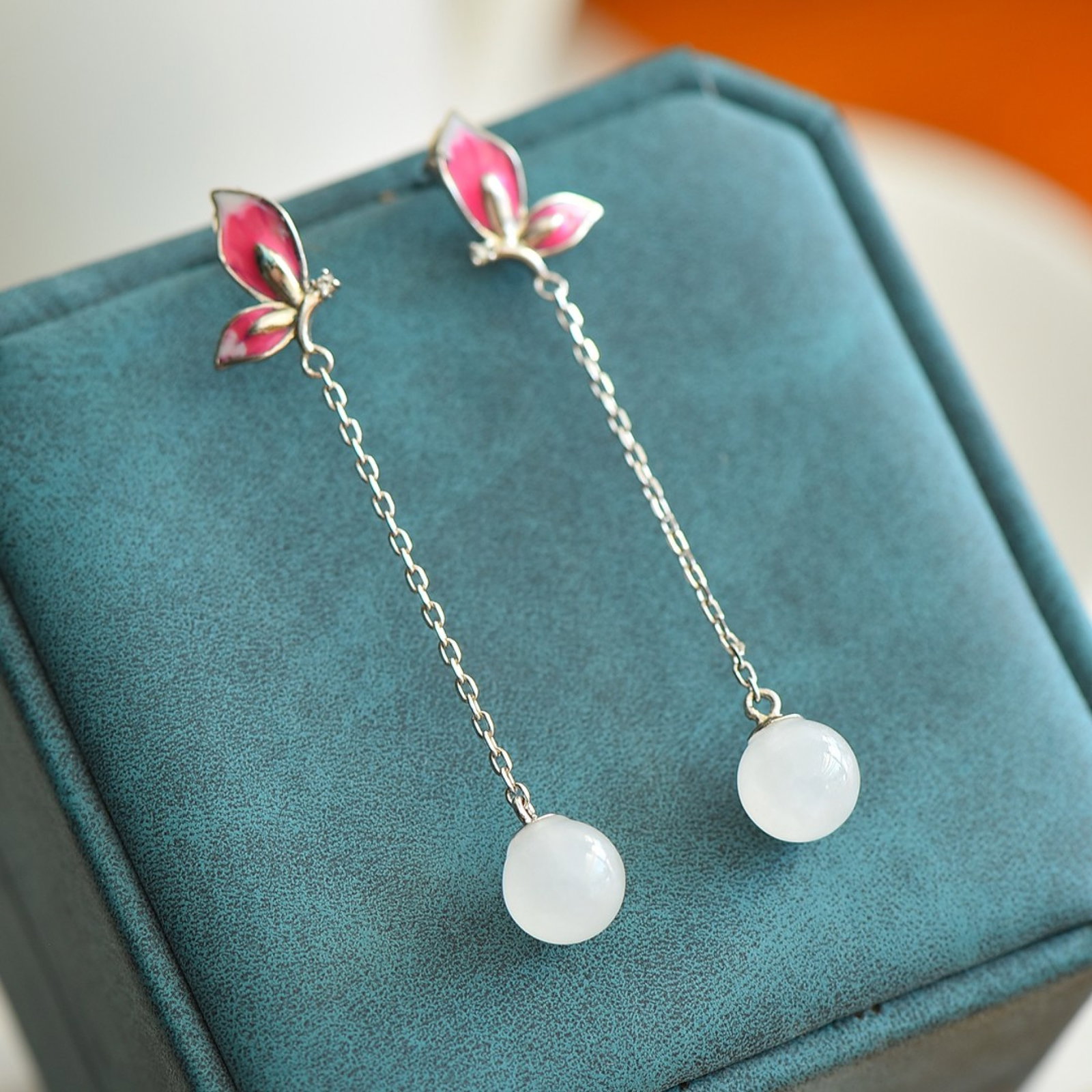 A Pair of Exquisite Sterling Silver Inlaid White Jade Enamel Pendant: A Pair of Exquisite Sterling Silver Inlaid White Jade Enamel Pendant,Size:8mmx8mm 一对精美的纯银镶白玉珐琅吊坠