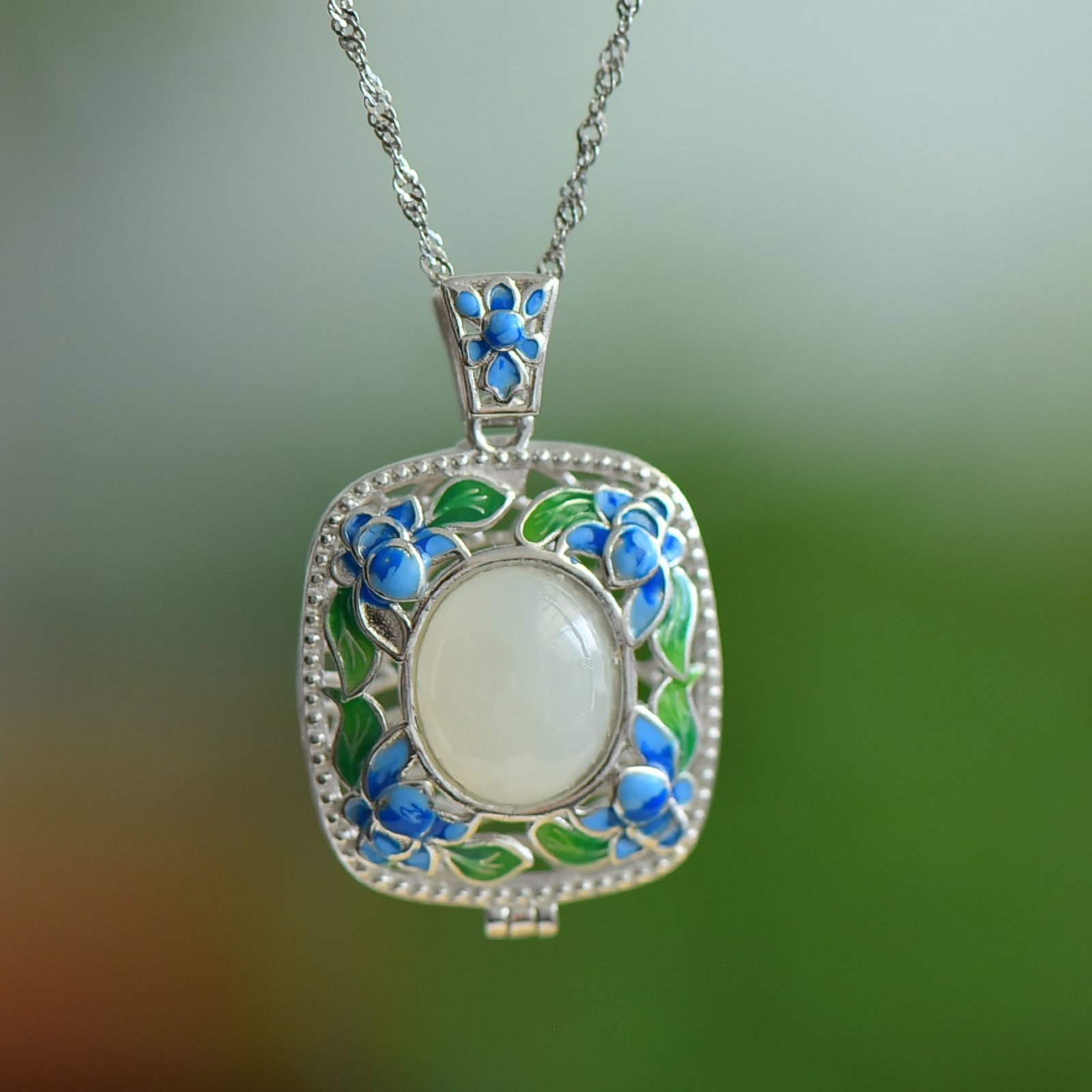An Exquisite Sterling Silver Inlaid White Jade Pendant: An Exquisite Sterling Silver Inlaid White Jade Pendant,Size:10mmx12mm 纯银镶白玉吊坠