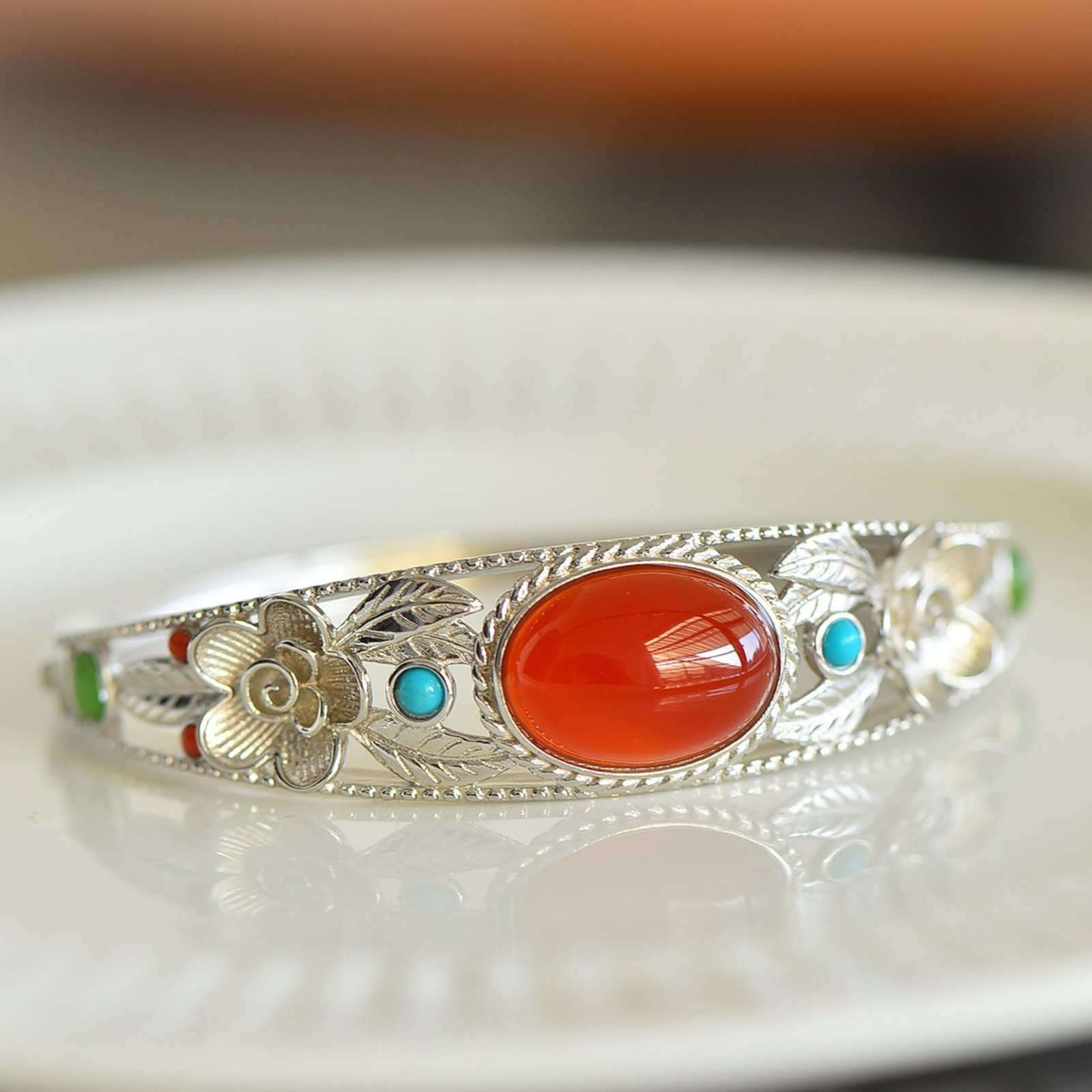 An Exquisite Sterling Silver Inlaid Agate Bracelets,Inlaid Turquoise: An Exquisite Sterling Silver Inlaid Agate Bracelets,Inlaid Turquoise,Size:13mmx18mm 纯银镶玛瑙手镯,嵌绿松石