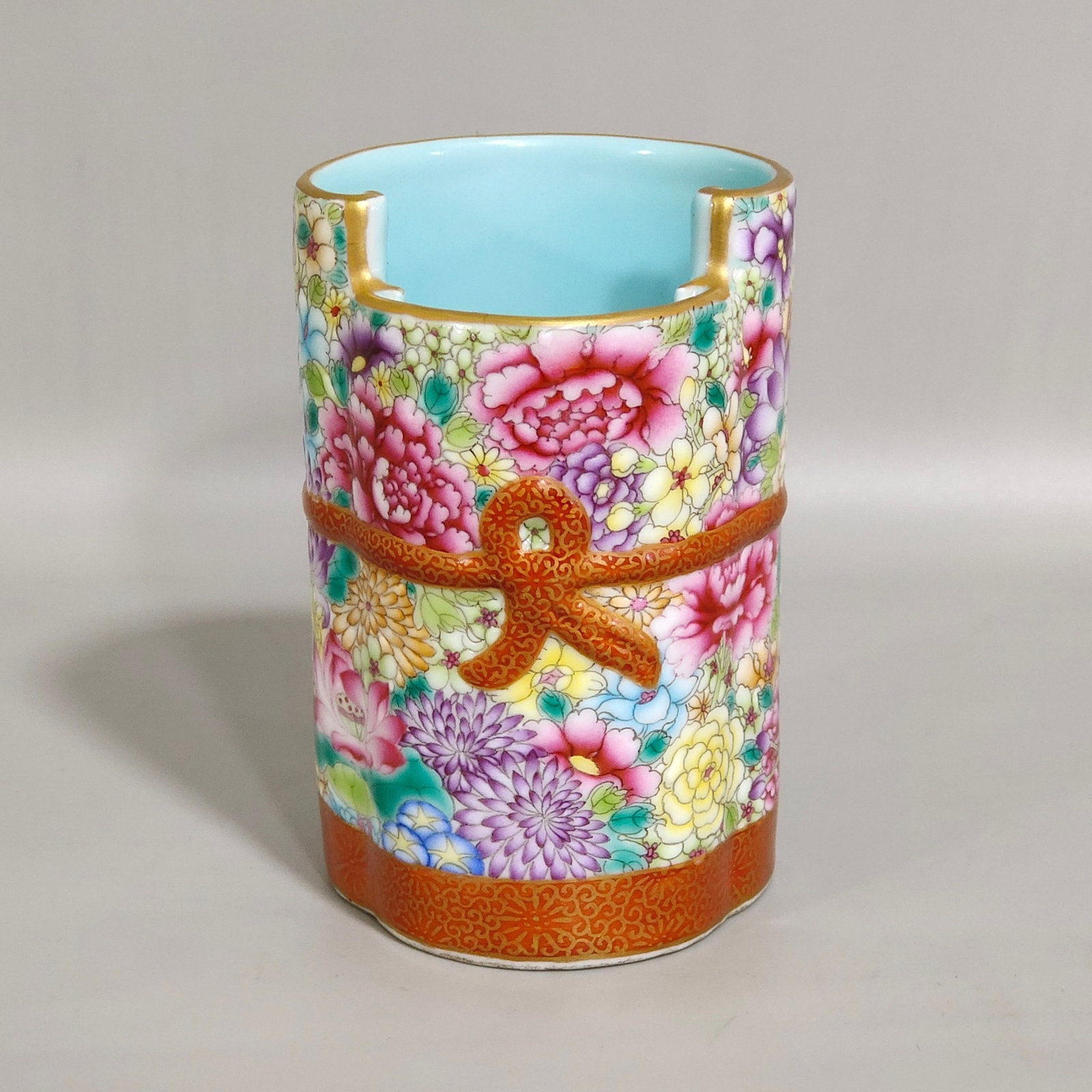 An Exquisite Famille-Rose Painted Gold Flower Pattern Brush Pot: An Exquisite Famille-Rose Painted Gold Flower Pattern Brush Pot,Qing Dynasty,China,Qianlong Six-character Mark,Size:3.7inx2.4in 粉彩描金花卉纹笔筒