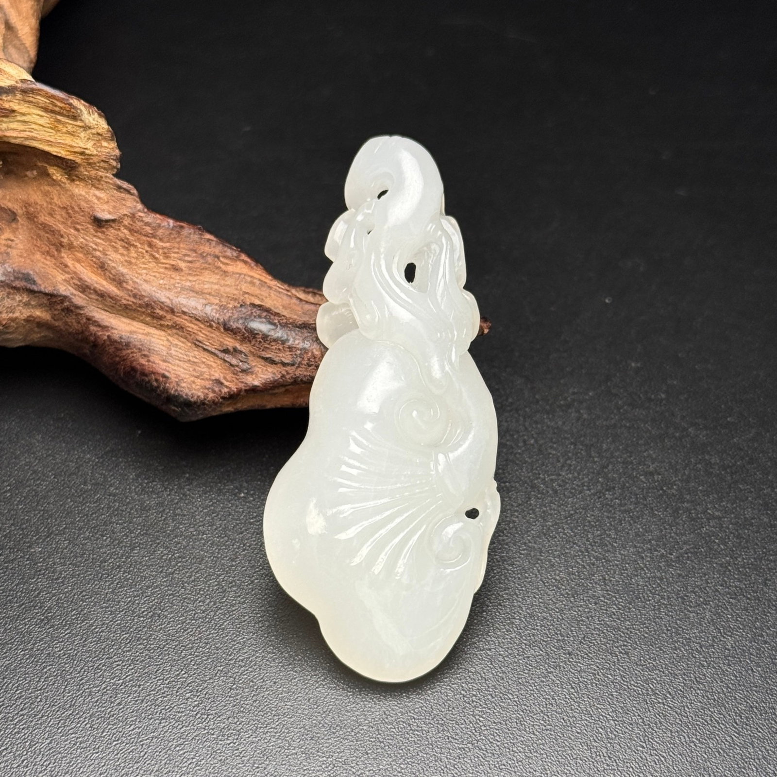 An Exquisite White Jade Ganoderma lucidum Pendant: An Exquisite White Jade Ganoderma lucidum Pendant,Qing Dynasty,China,Size:65mmx27mmx11mm,Weight:23g 白玉灵芝挂件,中国清代
