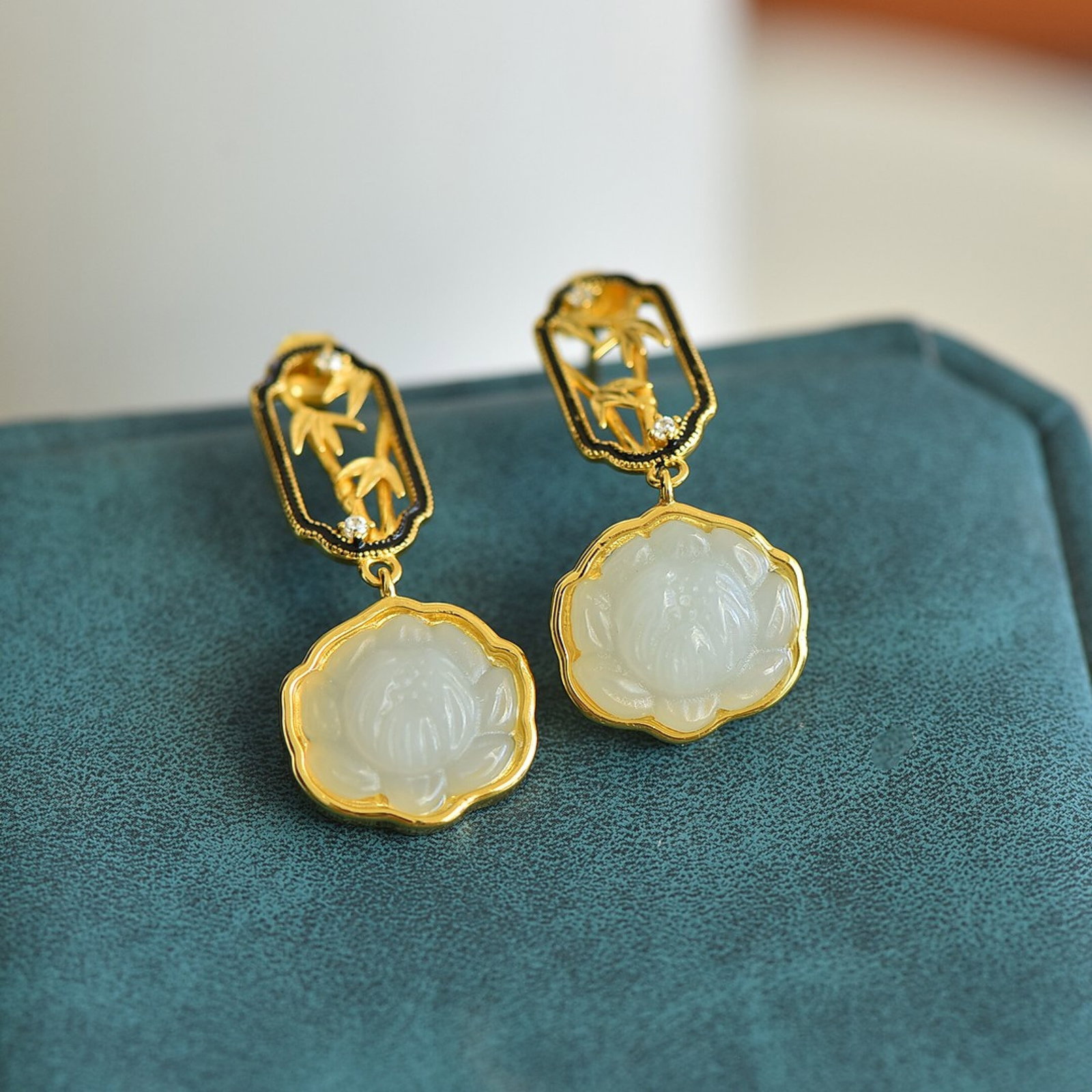 A Pair of Exquisite Sterling Silver-Gold Plated Inlaid White Jade Earrings,Inlaid Diamonds: A Pair of Exquisite Sterling Silver-Gold Plated Inlaid White Jade Earrings,Inlaid Diamonds,Size:11mmx12mm