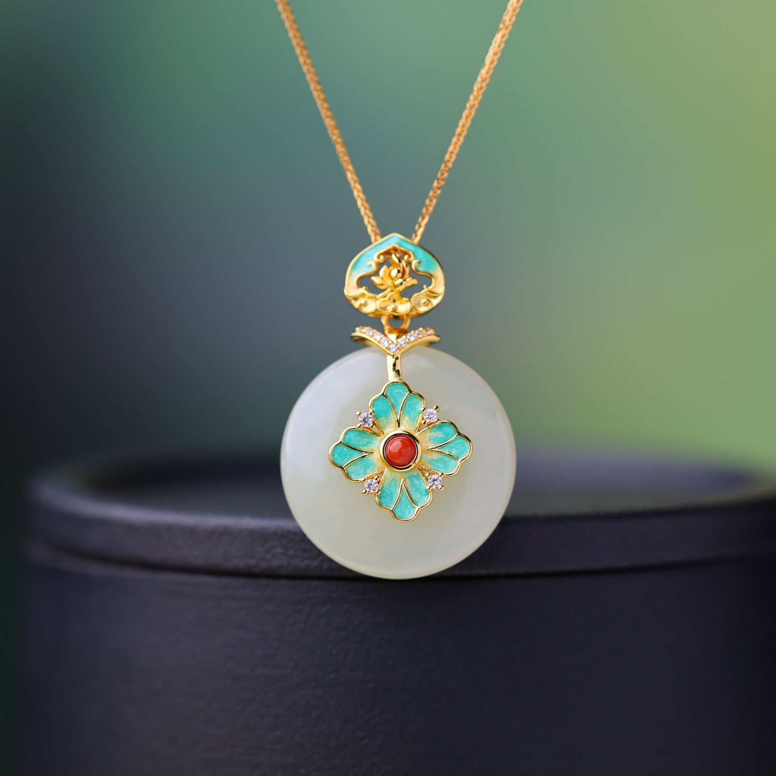 An Exquisite Sterling Silver-Gold Plated Inlaid White Jade Pendant,Inlaid Diamond: An Exquisite Sterling Silver-Gold Plated Inlaid White Jade Pendant,Inlaid Diamond,Size:25mmx25mm 纯银镀金镶白玉吊坠,嵌钻石