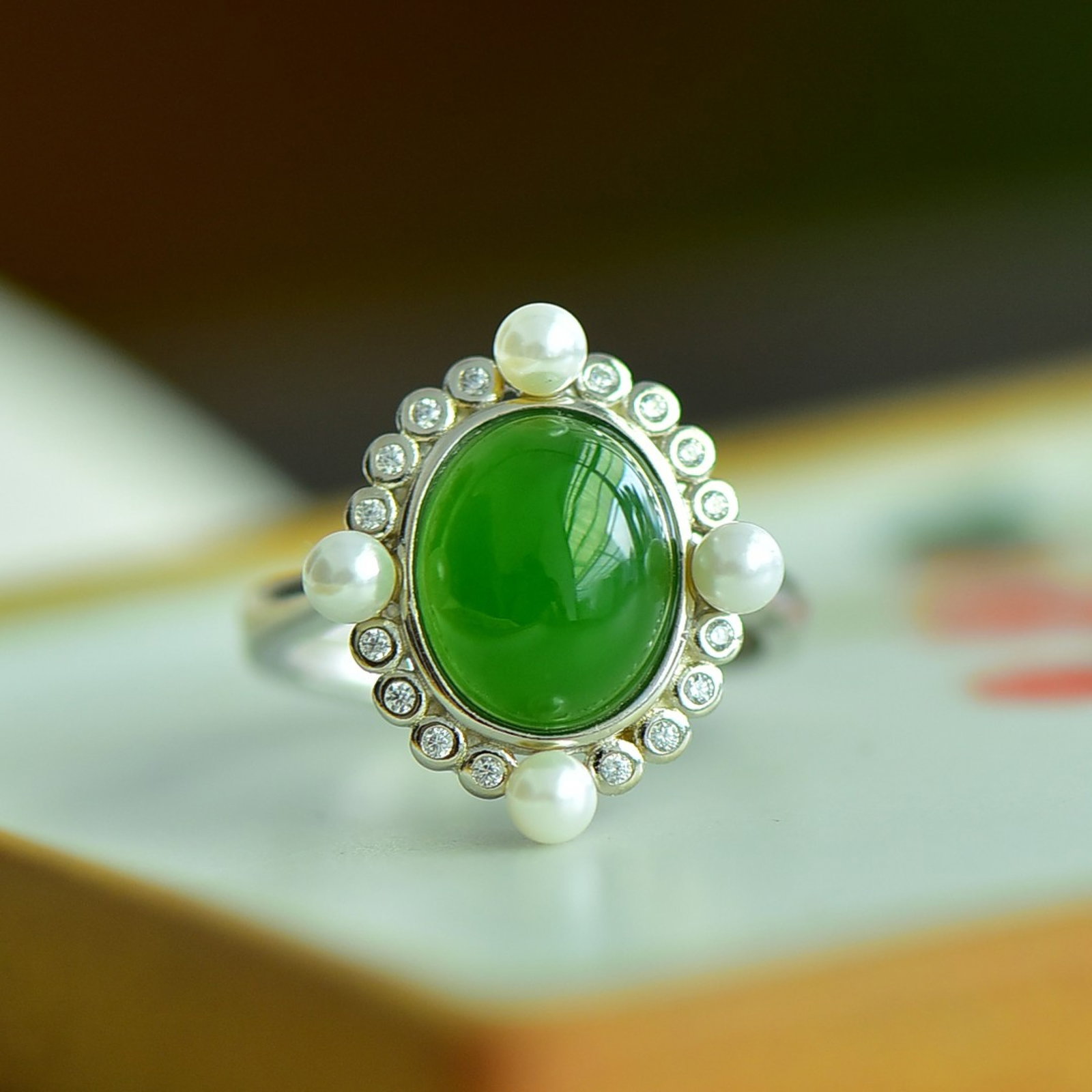 An Exquisite Sterling Silver Inlaid Jasper Ring: An Exquisite Sterling Silver Inlaid Jasper Ring 纯银镶碧玉戒指