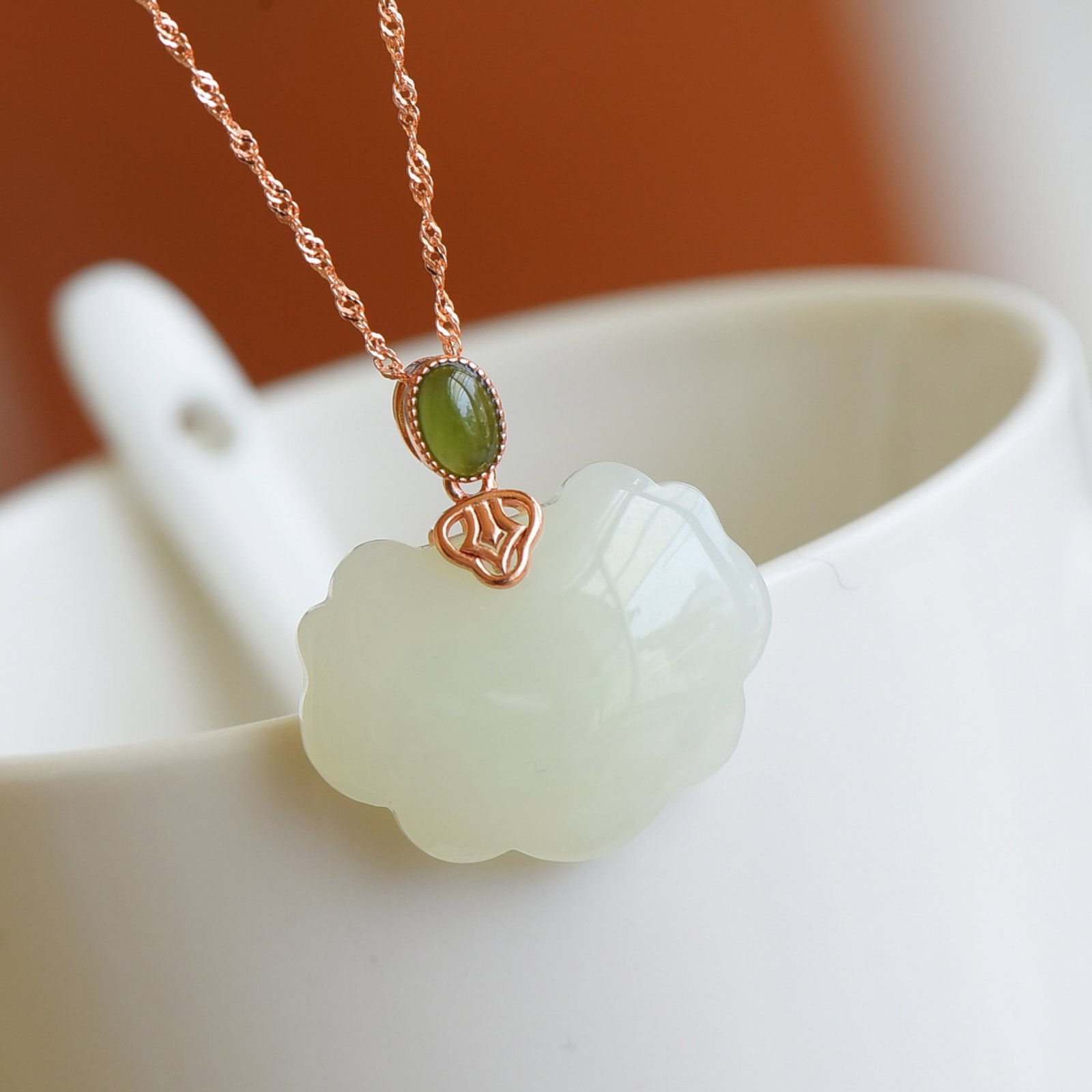 An Exquisite Sterling Silver-Gold Plated Inlaid White Jade Pendant,Inlaid Jasper: An Exquisite Sterling Silver-Gold Plated Inlaid White Jade Pendant,Inlaid Jasper,Size:21mmx27mm 一个精美的纯银镀金镶白玉吊