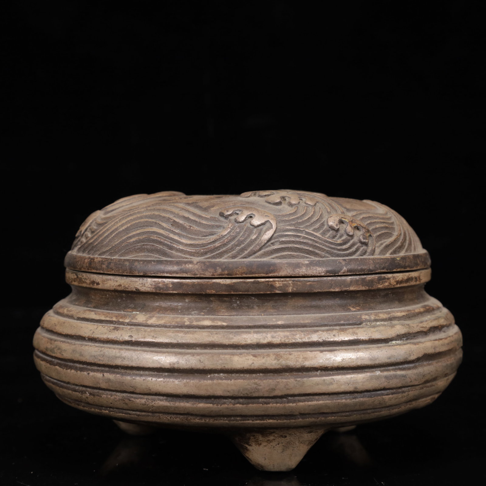 An Exquisite Silver-Plated Bronze Seawater Pattern Tripod Censer: An Exquisite Silver-Plated Bronze Seawater Pattern Tripod Censer,Qing Dynasty,China,With Mark,Size:5.5inx3.5in,Weight:1400g 铜镀银海水纹三足香