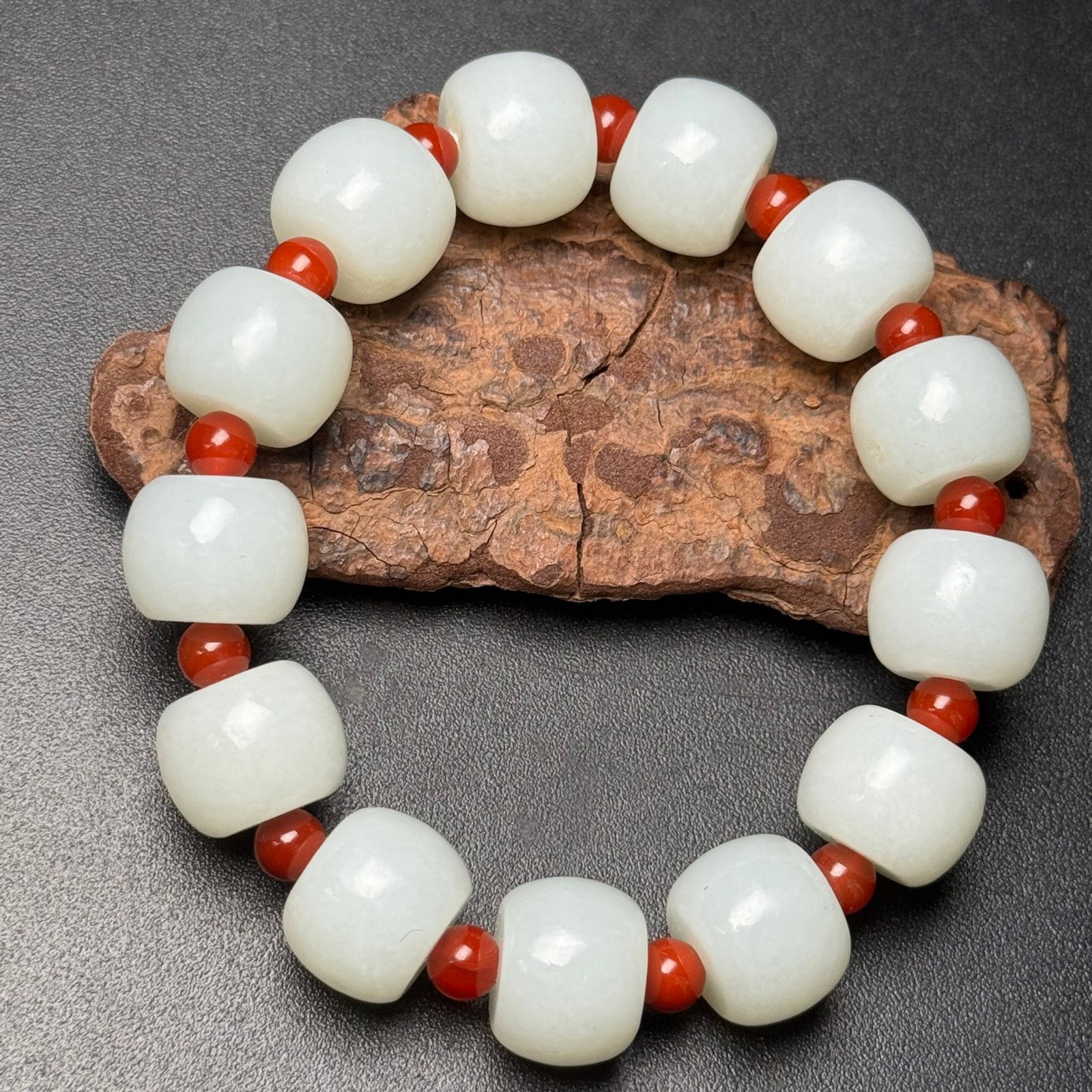An Exquisite White Jade Bracelets: An Exquisite White Jade Bracelets,Qing Dynasty,China,Size:16mmx12mm,Weight:82g 白玉手串,中国清代