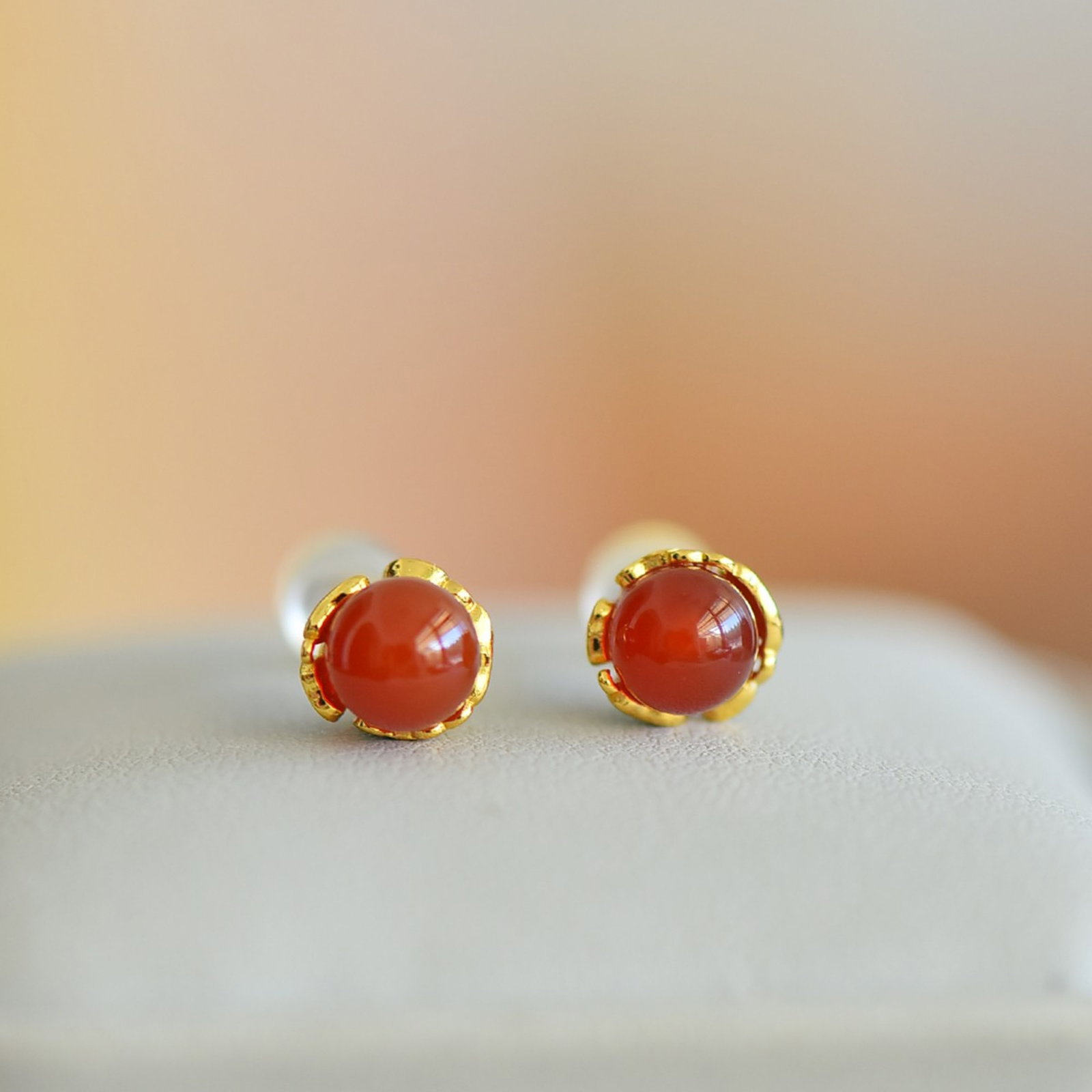 A Pair of Exquisite Sterling Silver-Gold Plated Inlaid Agate Earrings: A Pair of Exquisite Sterling Silver-Gold Plated Inlaid Agate Earrings,Size:6mmx6mm 一对纯银镀金镶玛瑙耳钉
