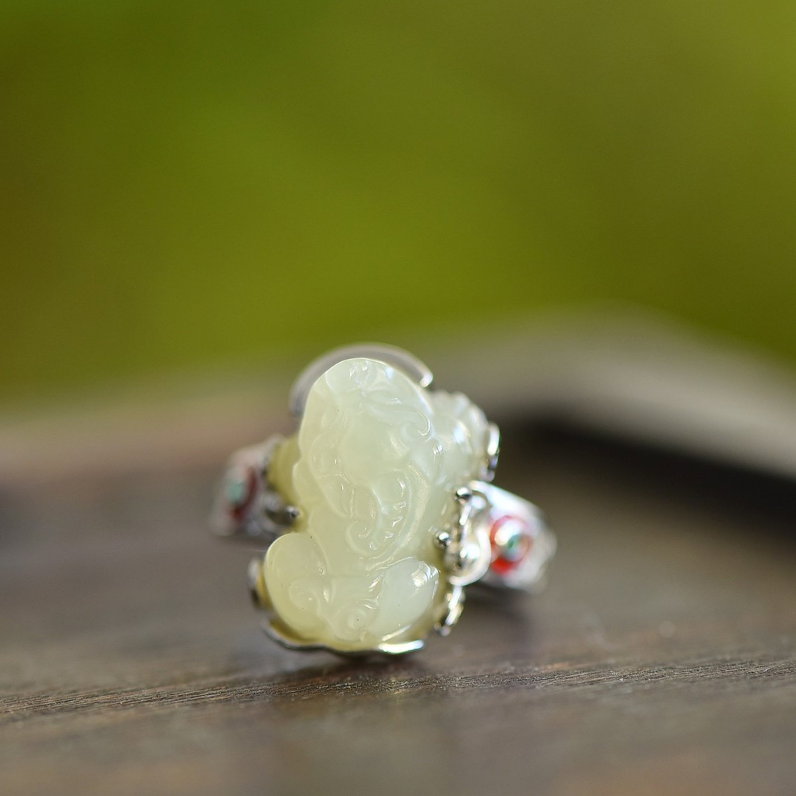 An Exquisite Sterling Silver Inlaid White Jade Ring: An Exquisite Sterling Silver Inlaid White Jade Ring,Size:11mmx14mm 纯银镶白玉戒指