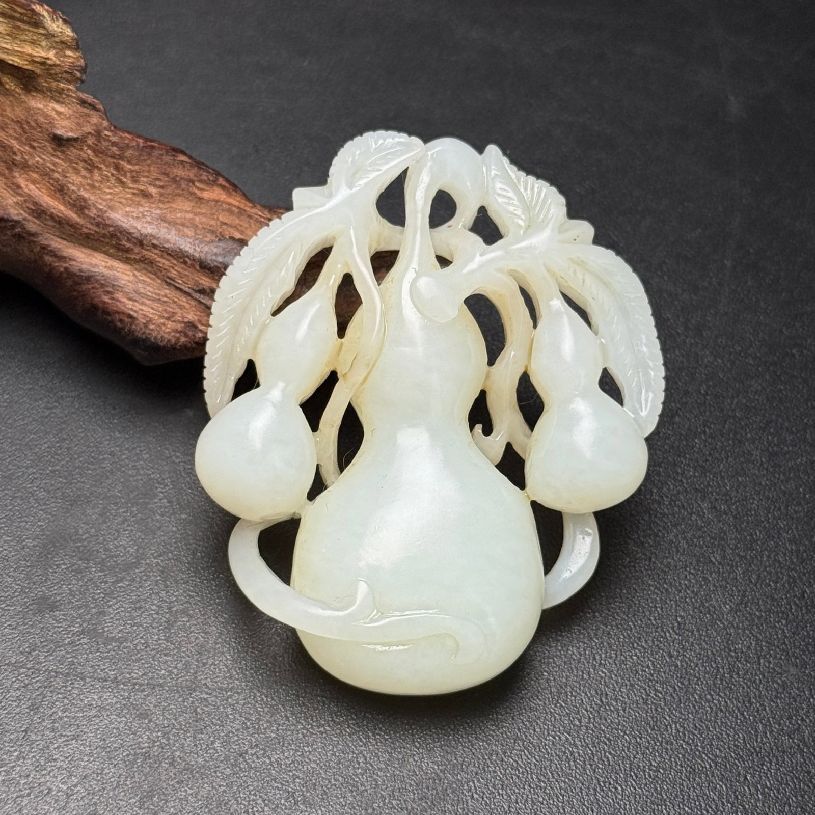 An Exquisite White Jade Gourd Pendant: An Exquisite White Jade Gourd Pendant,Qing Dynasty,China,Size:60mmx50mmx14mm,Weight:43g 白玉葫芦挂件,中国清代