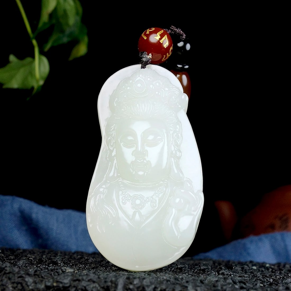 An Exquisite White Jade Statue of Avalokitesvara Pendant: An Exquisite White Jade Statue of Avalokitesvara Pendant,Size:49mmx26mmx8mm 白玉观音像挂件