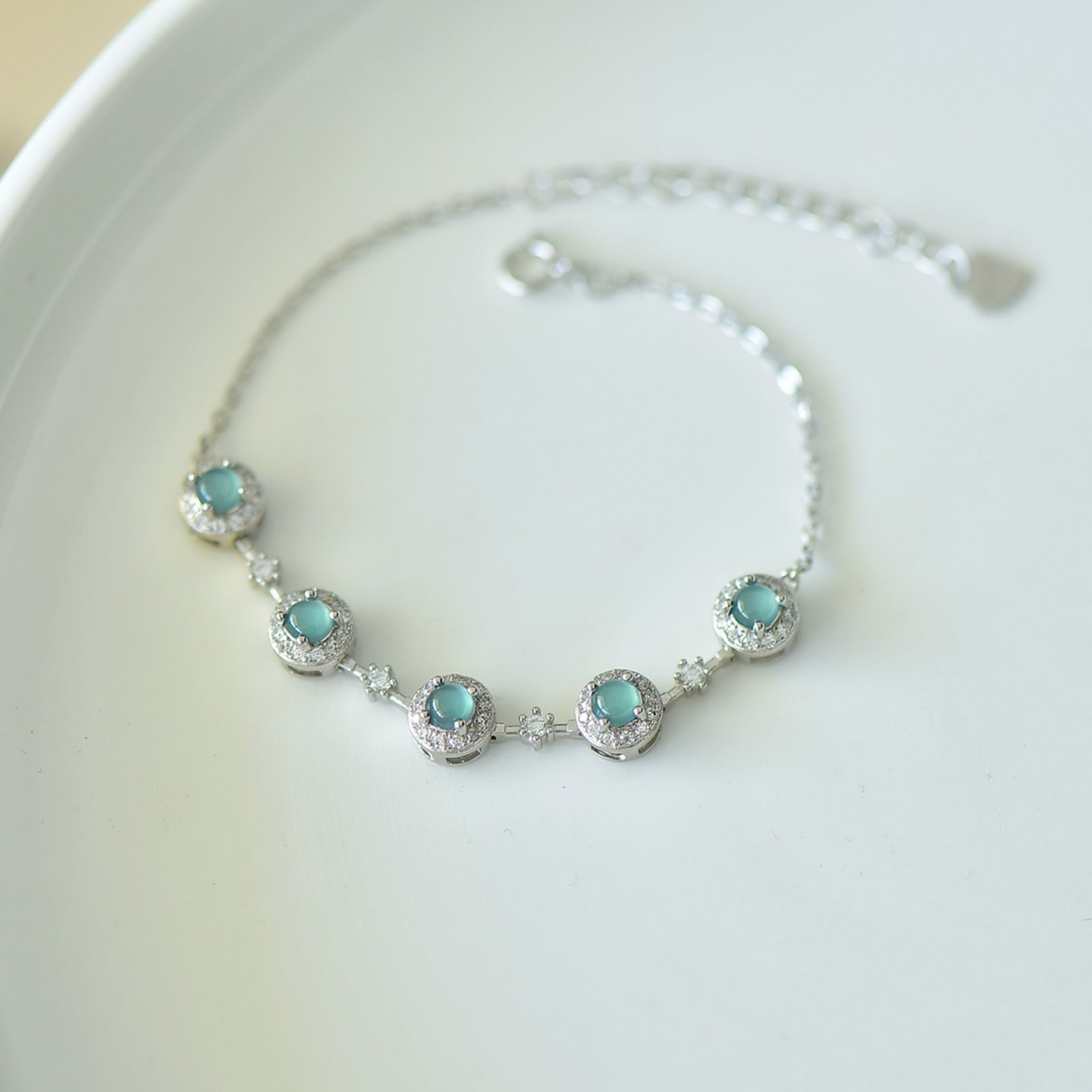 An Exquisite Sterling Silver Inlaid Jadeite Bracelets,Inlaid Diamond: An Exquisite Sterling Silver Inlaid Jadeite Bracelets,Inlaid Diamond,Size:4mmx4mm 纯银镶翡翠手链,嵌钻石