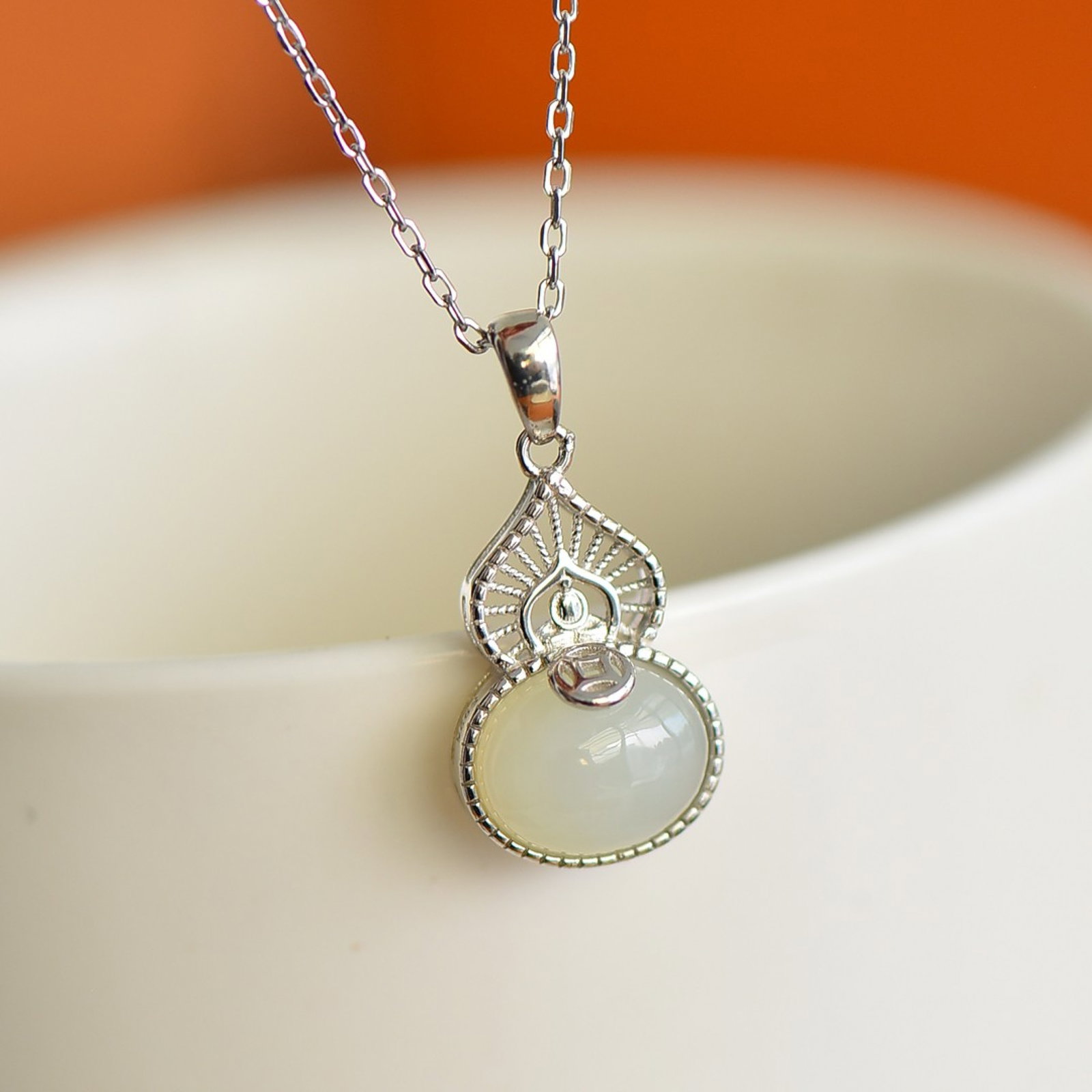 An Exquisite Sterling Silver Inlaid White Jade Gourd Pendant: An Exquisite Sterling Silver Inlaid White Jade Gourd Pendant,Size:9mmx11mm 一个精美的纯银镶白玉葫芦吊坠