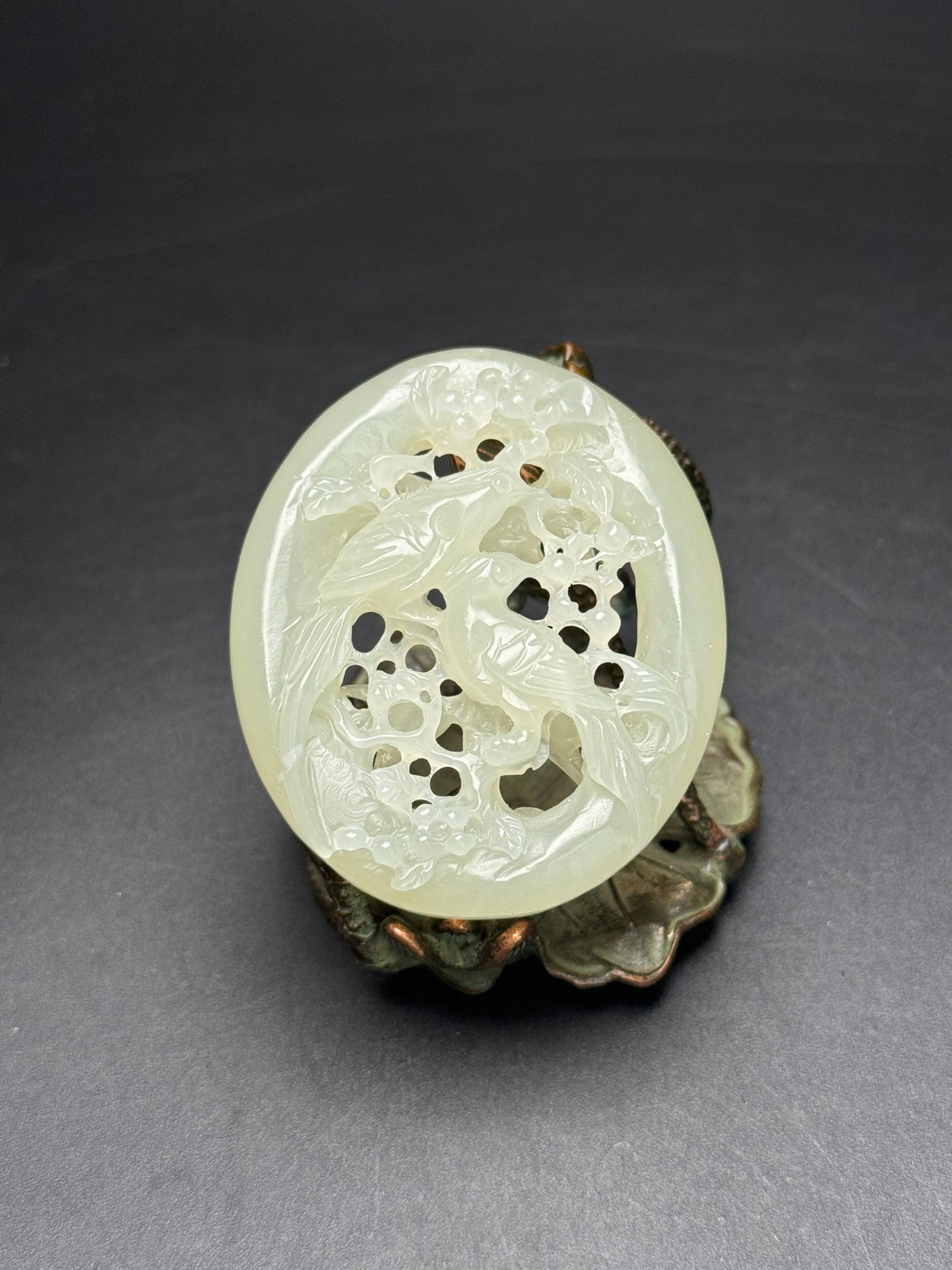 An Exquisite White Jade Hollow Flower and Bird Pattern Pendant: An Exquisite White Jade Hollow Flower and Bird Pattern Pendant,Qing Dynasty,China,Size:46mmx54mmx12mm,Weight:32g