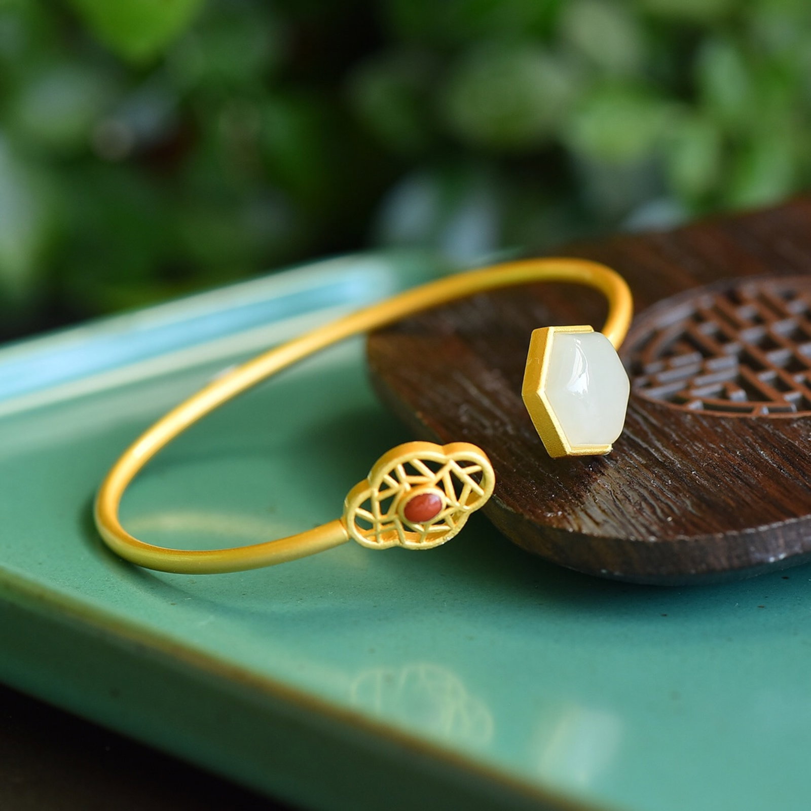 An Exquisite Sterling Silver-Gold Plated Inlaid White Jade Bracelet: An Exquisite Sterling Silver-Gold Plated Inlaid White Jade Bracelet 纯银镀金镶白玉手镯
