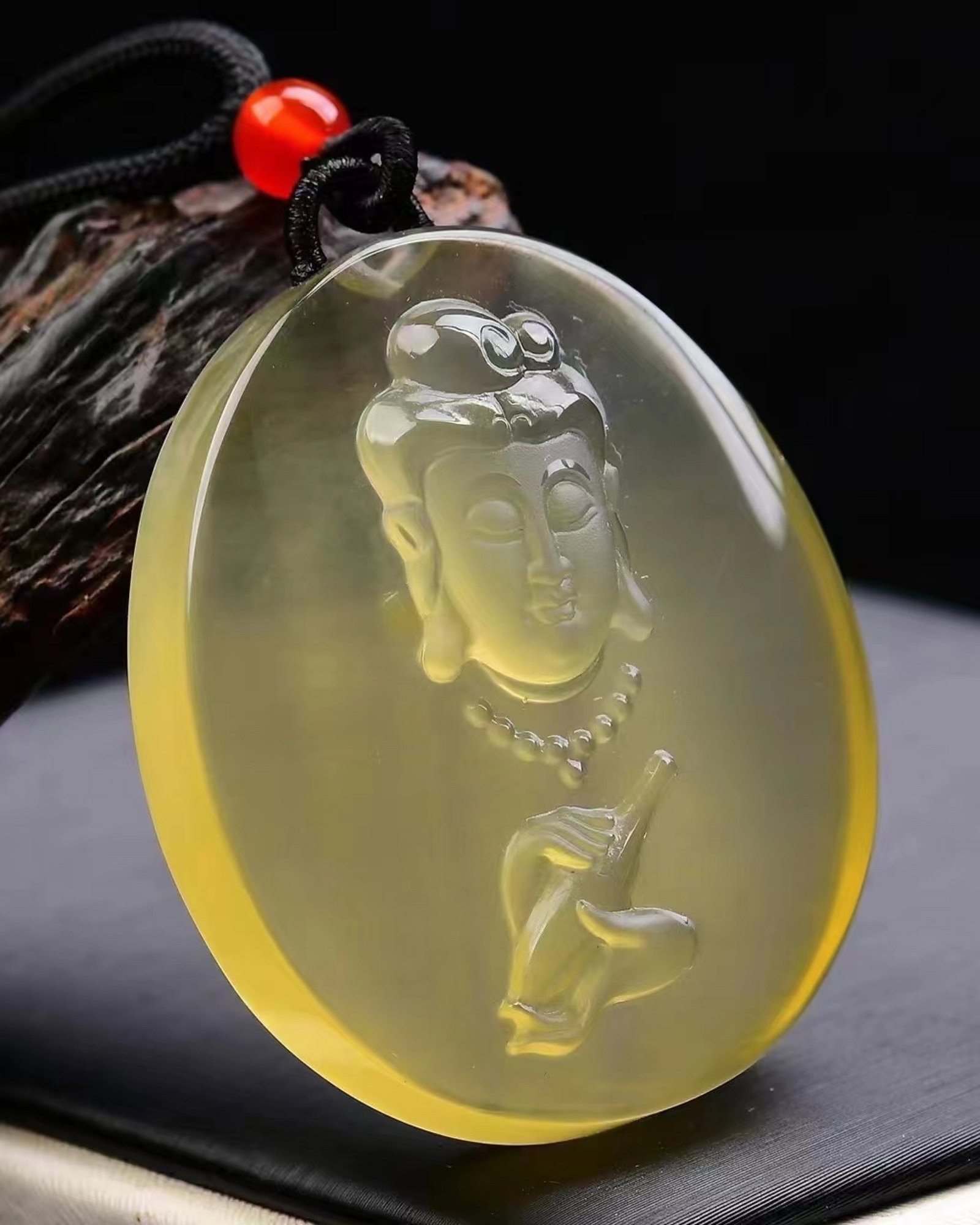 An Exquisite Crystal Statue of Avalokitesvara Pattern Pendant: An Exquisite Crystal Statue of Avalokitesvara Pattern Pendant,Size:48mmx40mmx12mm,Weight:43gg 水晶观音像纹吊坠