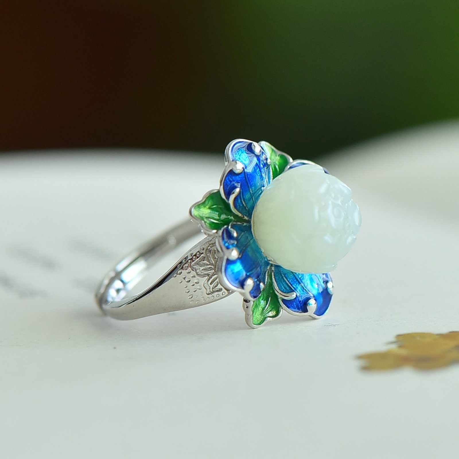 An Exquisite Sterling Silver Inlaid White Jade Enamel Ring: An Exquisite Sterling Silver Inlaid White Jade Enamel Ring,Size:10mmx10mm 纯银镶白玉珐琅戒指