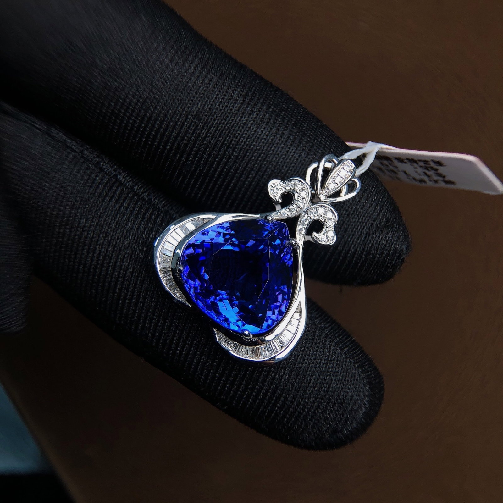 Natural Sapphire Pendant: Natural Sapphire Pendant,Size:13.3mmx13.4mm 11.3Ctw天然蓝宝石吊坠