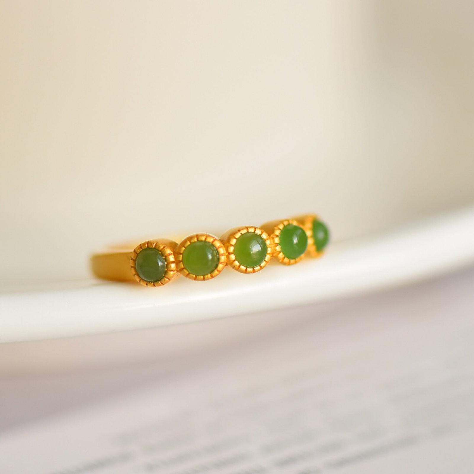 An Exquisite Sterling Silver-Gold Plated Inlaid Jasper Ring: Sterling Silver-Gold Plated Inlaid Jasper Ring , Size :3mmx3mm 纯银镀金镶碧玉戒指,尺寸:3mmx3mm