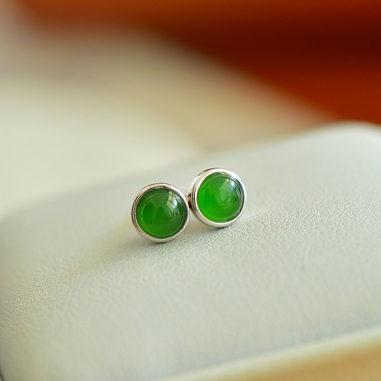 A Pair of Exquisite Sterling Silver Inlaid Jasper Earrings: A Pair of Exquisite Sterling Silver Inlaid Jasper Earrings,Size:5mmx5mm 一对纯银镶碧玉耳钉