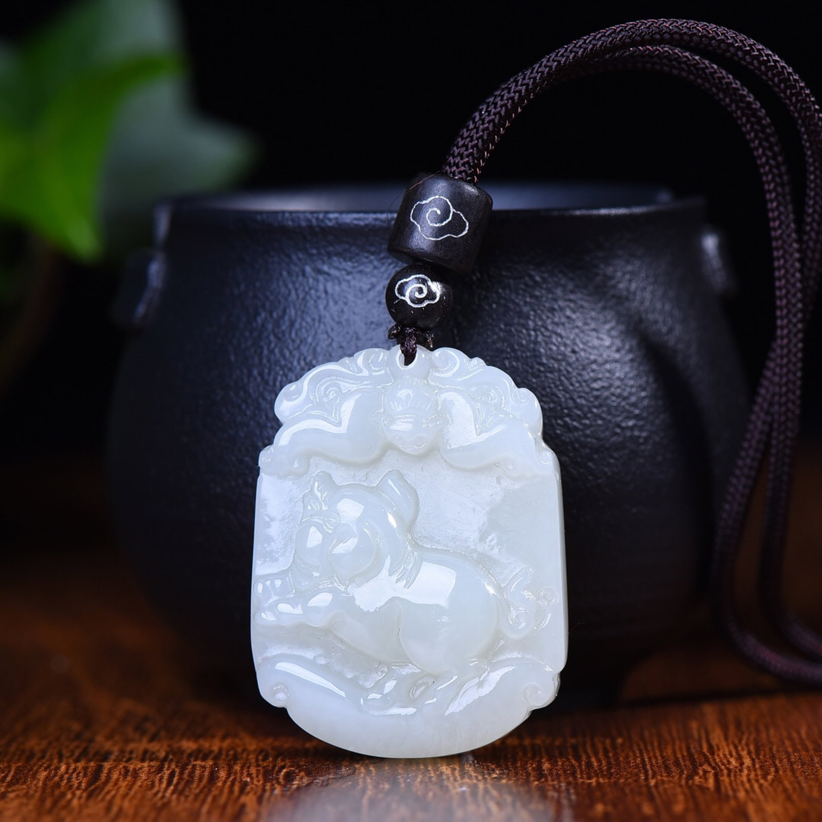 An Exquisite White Jade Pig Pattern Pendant: An Exquisite White Jade Pig Pattern Pendant,Size:29mmx38mm (寓意)吉祥 平安 白玉猪纹挂件