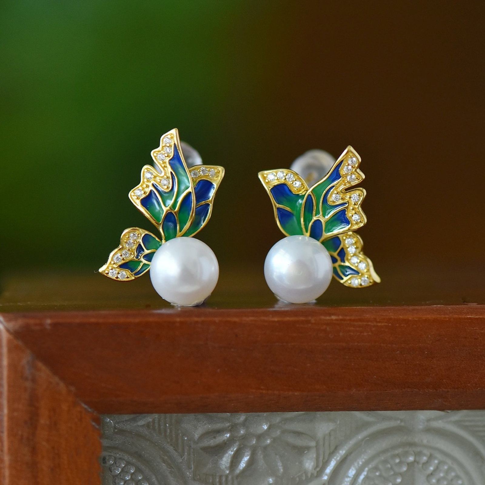 A Pair of Exquisite Sterling Silver-Gold Plated Inlaid Pearls Enamel Earrings,Inlaid Diamond: A Pair of Exquisite Sterling Silver-Gold Plated Inlaid Pearls Enamel Earrings,Inlaid Diamond,Size:8mmx8mm 一对纯银镀金镶珍珠珐琅೑