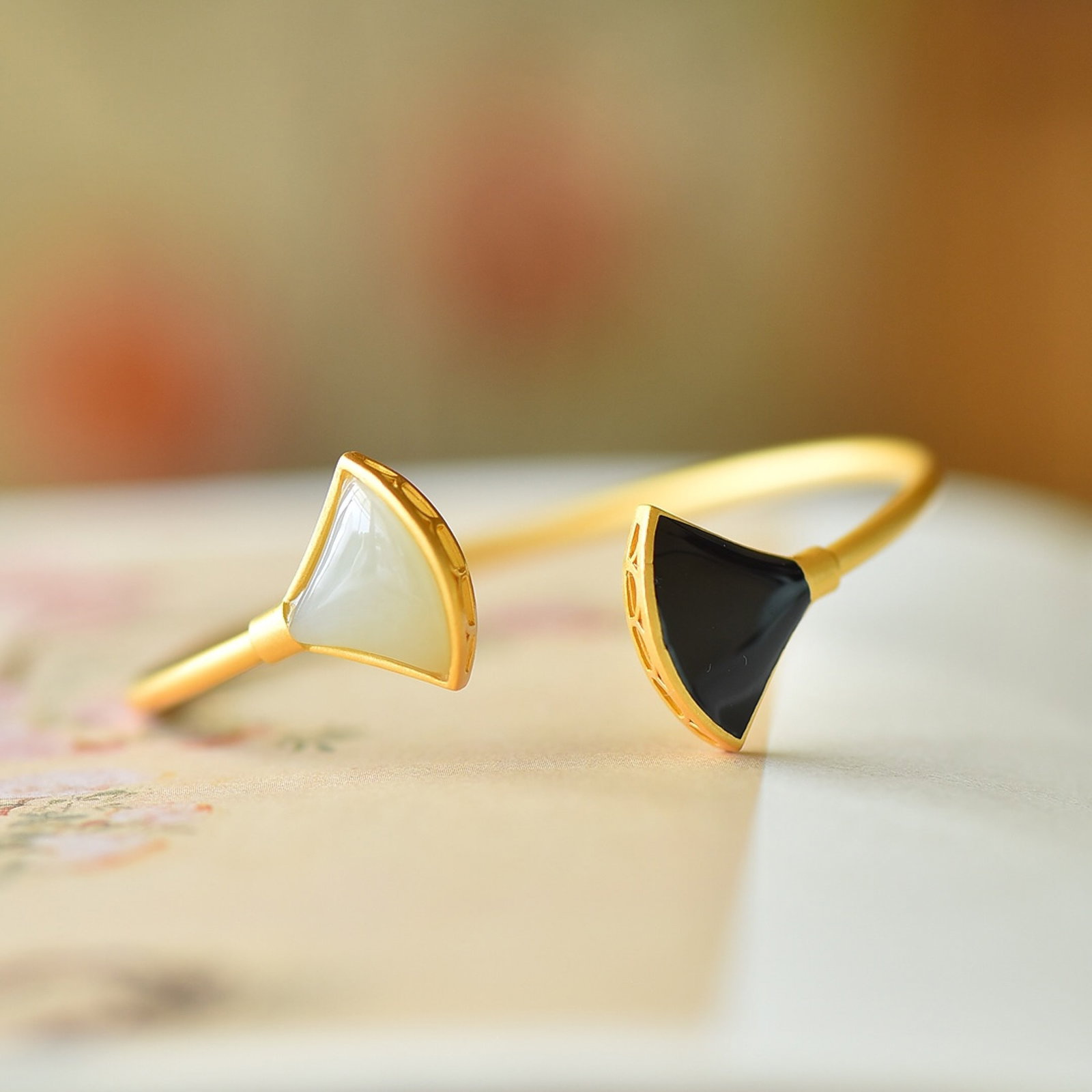 An Exquisite Sterling Silver-Gold Plated Inlaid White Jade Bracelet: An Exquisite Sterling Silver-Gold Plated Inlaid White Jade Bracelet,Size:12mmx16mm 纯银镀金镶白玉手镯