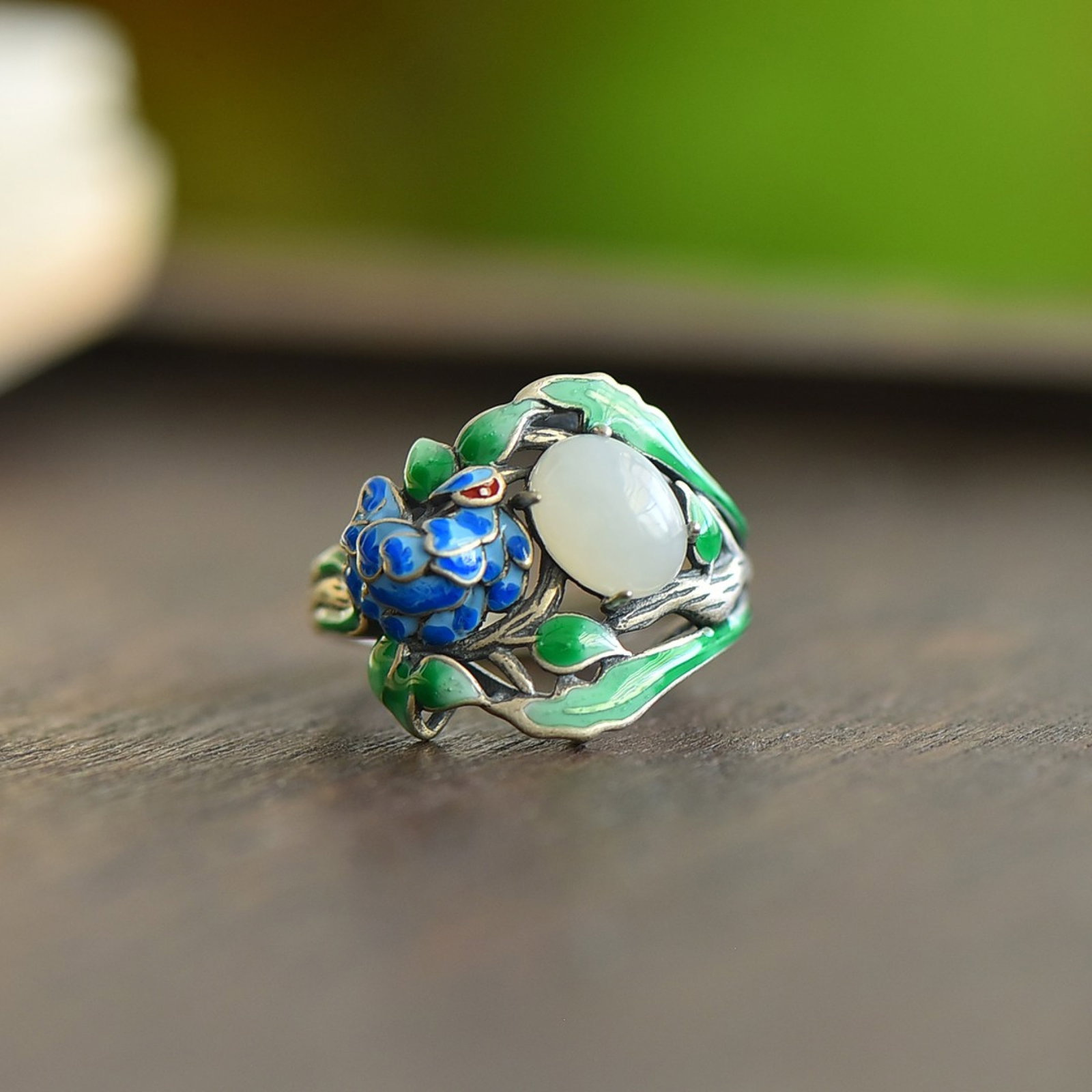 An Exquisite Sterling Silver Inlaid White Jade Enamel Ring,Inlaid Pearls: An Exquisite Sterling Silver Inlaid White Jade Enamel Ring,Inlaid Pearls,Size:6mmx8mm 纯银镶白玉珐琅戒指，嵌珍珠