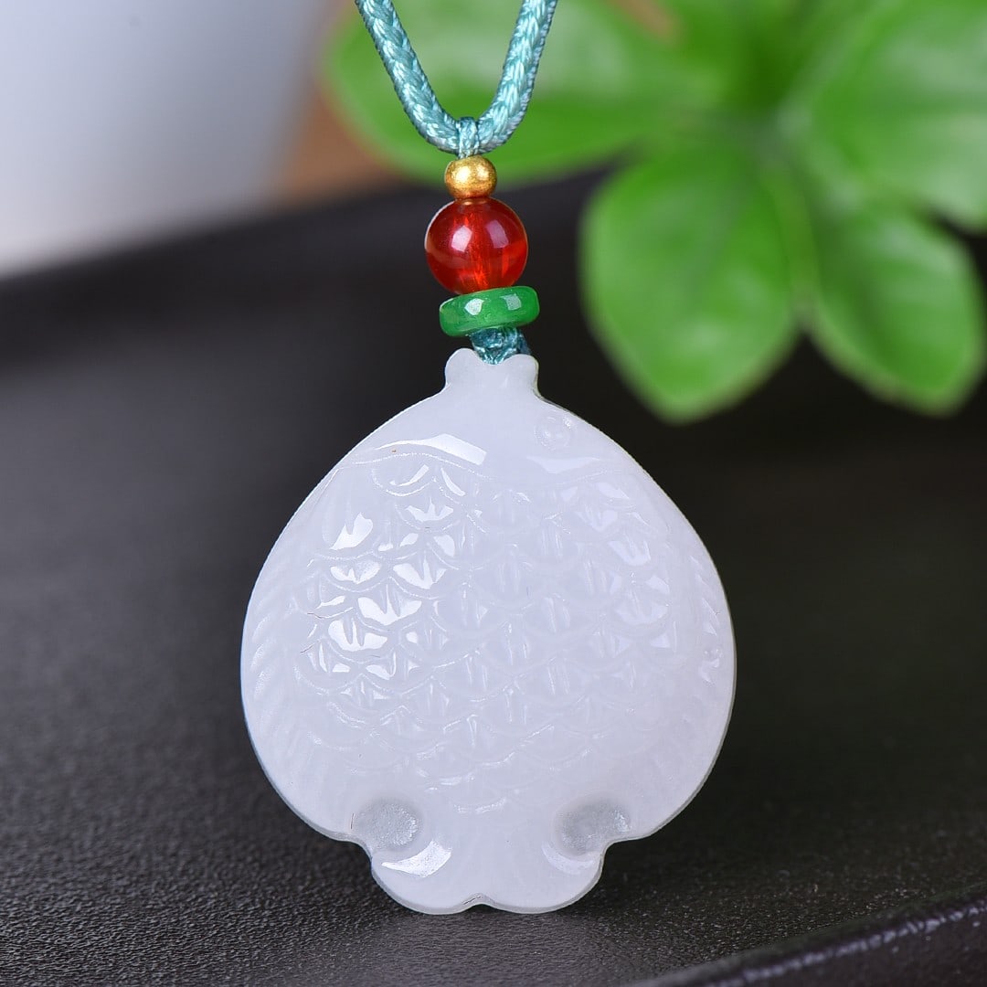 An Exquisite White Jade Fish Pendant: An Exquisite White Jade Fish Pendant,Size:28mmx33mm 寓意:富贵有余 白玉鱼挂件