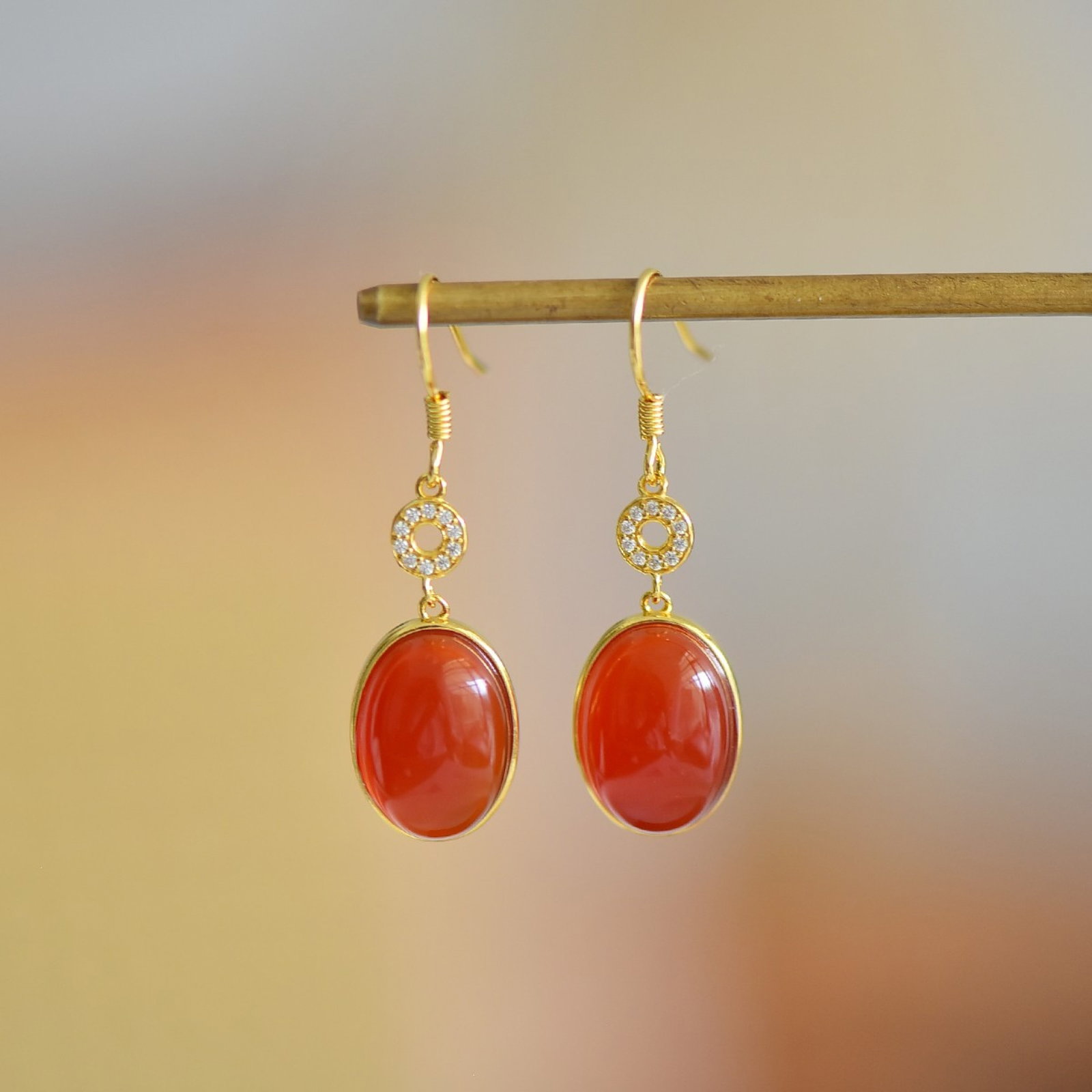 A Pair of Exquisite Sterling Silver-Gold Plated Inlaid Agate Earrings: A Pair of Exquisite Sterling Silver-Gold Plated Inlaid Agate Earrings,Size:10mmx14mm 一对纯银镀金镶玛瑙耳环