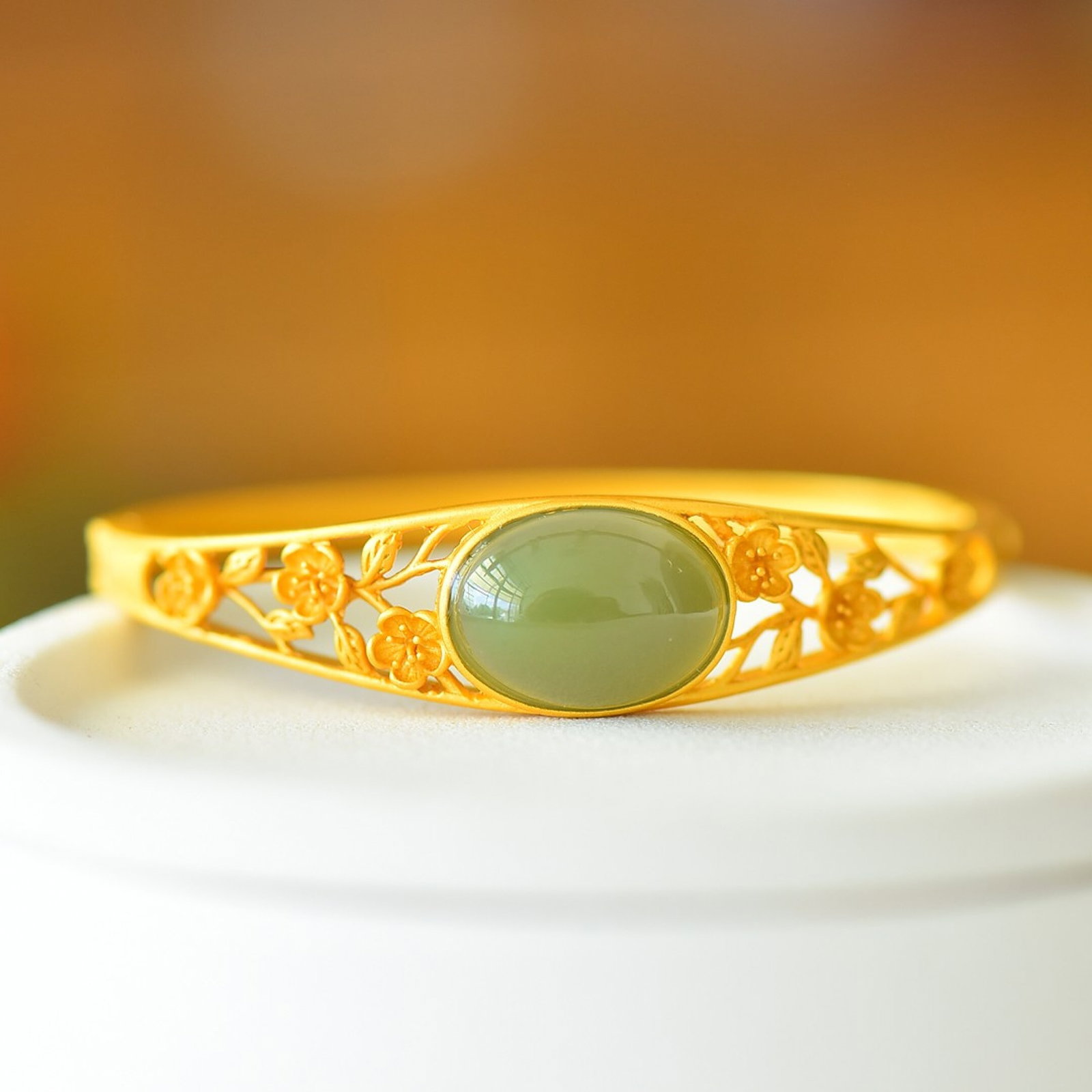 An Exquisite Sterling Silver-Gold Plated Inlaid Sapphire Bracelet: An Exquisite Sterling Silver-Gold Plated Inlaid Sapphire Bracelet,Size:13mmx18mm 纯银镀金镶青玉手镯