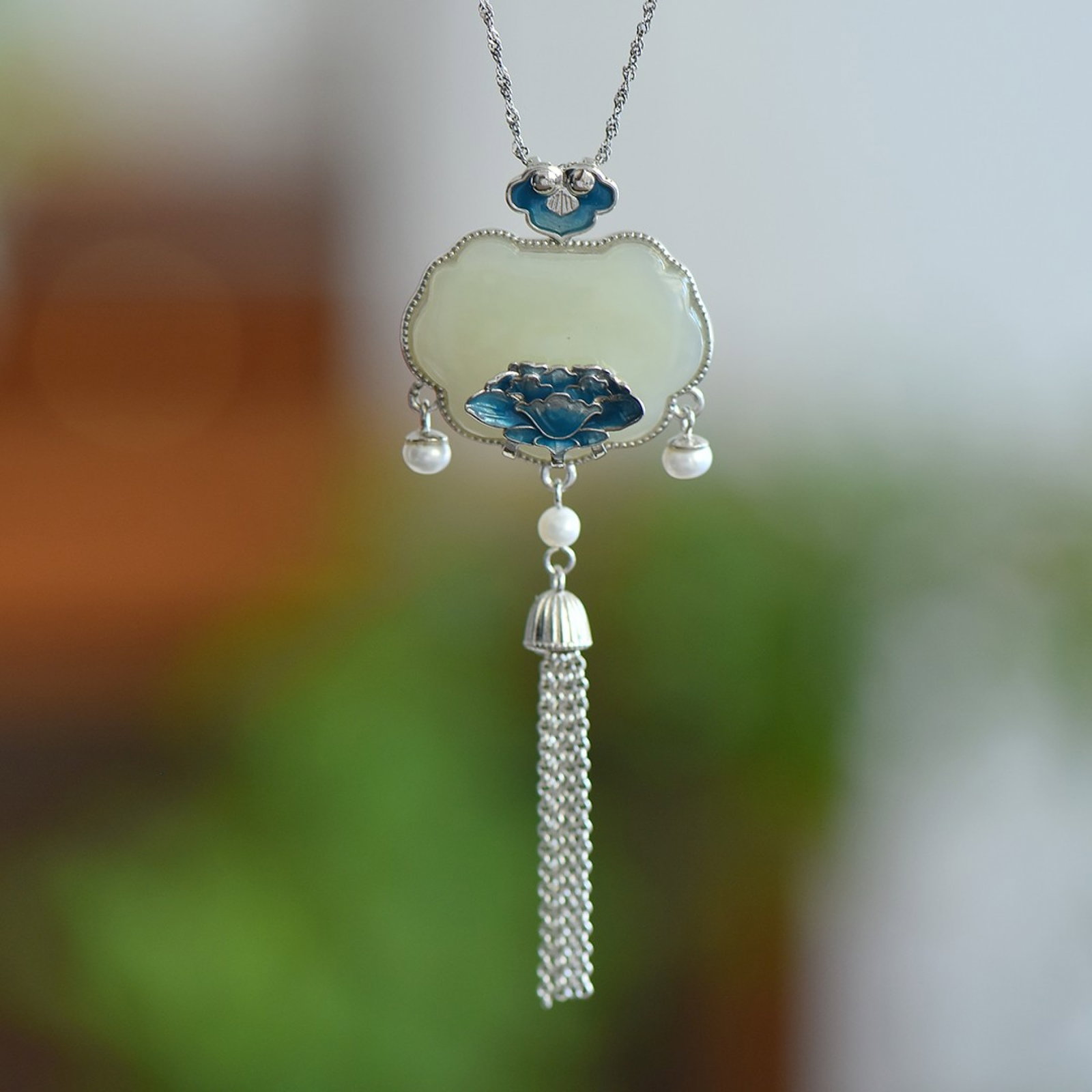 An Exquisite Sterling Silver Inlaid White Jade Pendant,Inlaid Pearls: An Exquisite Sterling Silver Inlaid White Jade Pendant,Inlaid Pearls,Size:21mmx28mm 纯银镶白玉吊坠，嵌珍珠