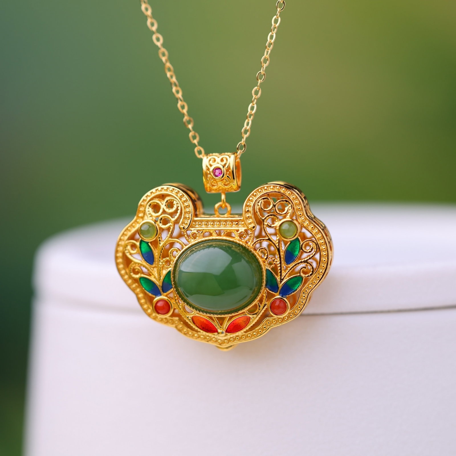 An Exquisite Sterling Silver-Gold Plated Inlaid Jasper Pendant: An Exquisite Sterling Silver-Gold Plated Inlaid Jasper Pendant,Size:10mmx12mm 纯银镀金镶碧玉吊坠