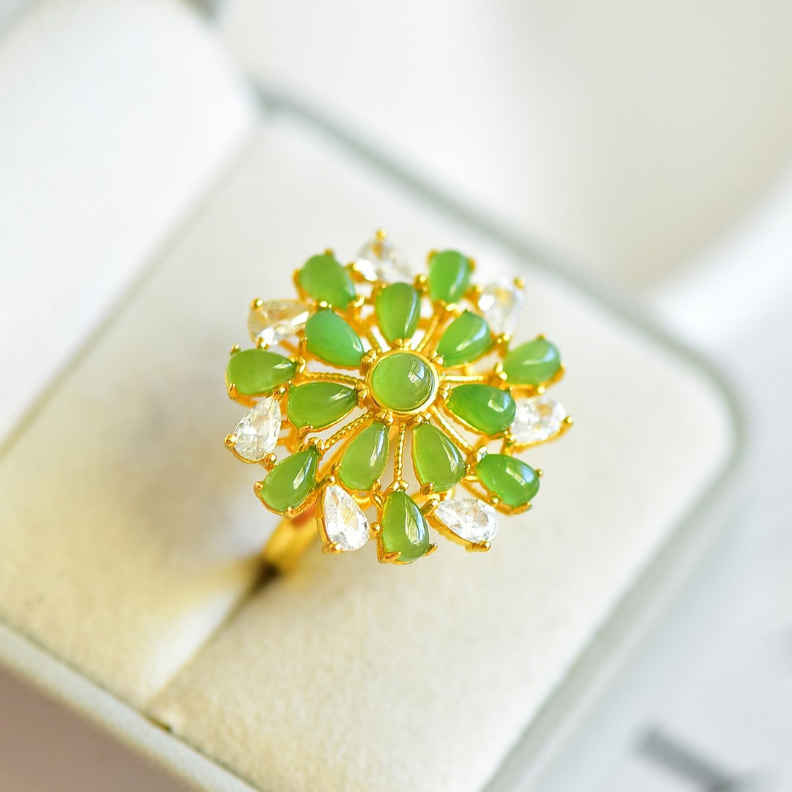 An Exquisite Sterling Silver-Gold Plated Inlaid Jasper Ring,Inlaid Diamonds: An Exquisite Sterling Silver-Gold Plated Inlaid Jasper Ring,Inlaid Diamonds,Size:4mmx4mm 纯银镀金镶碧玉戒指,嵌钻石