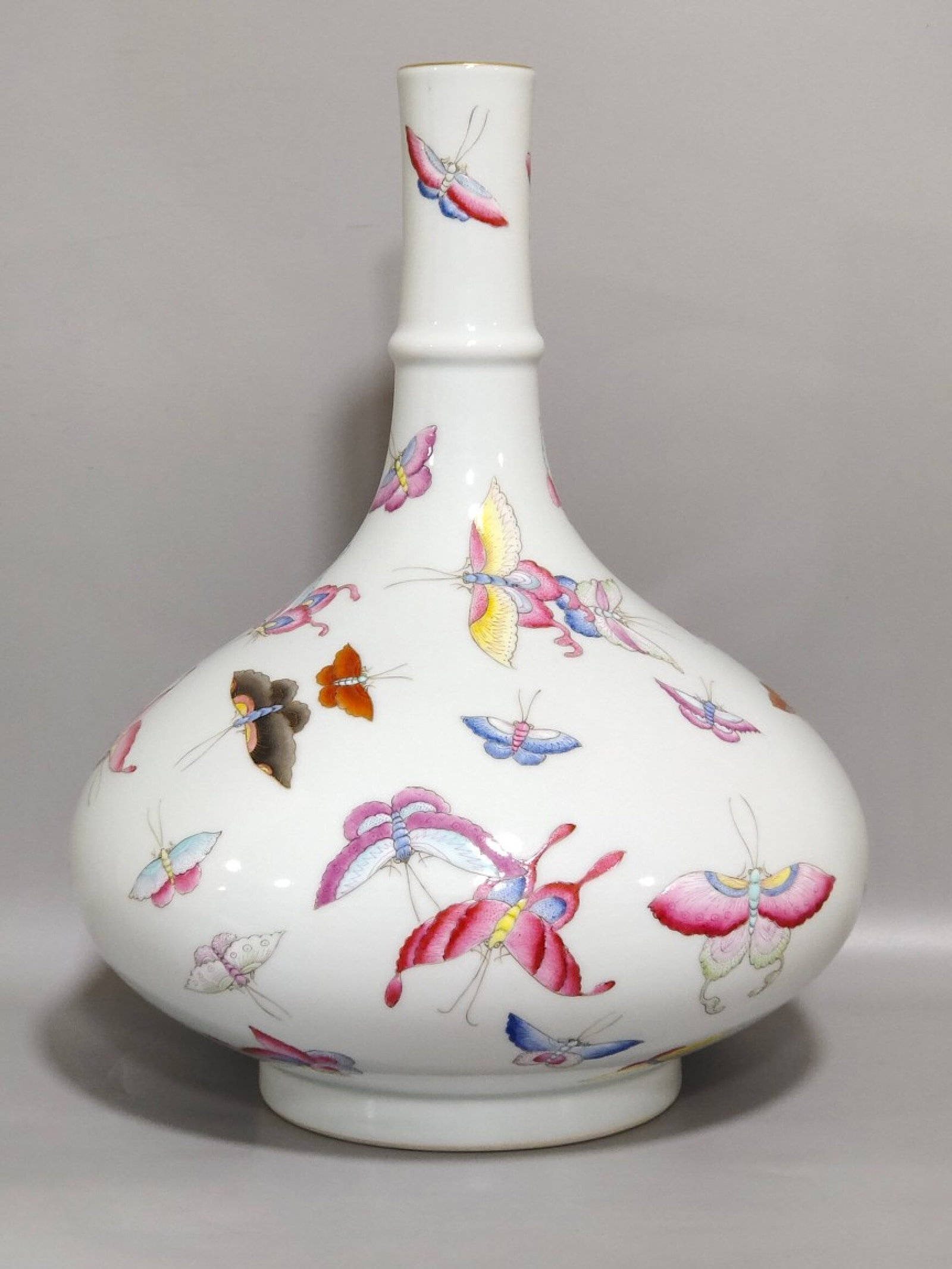 An Exquisite Famille-Rose Painted Gold Butterfly Pattern Vase: An Exquisite Famille-Rose Painted Gold Butterfly Pattern Vase,Qing Dynasty,China,Qianlong Six-character Mark,Size:11inx8.3in