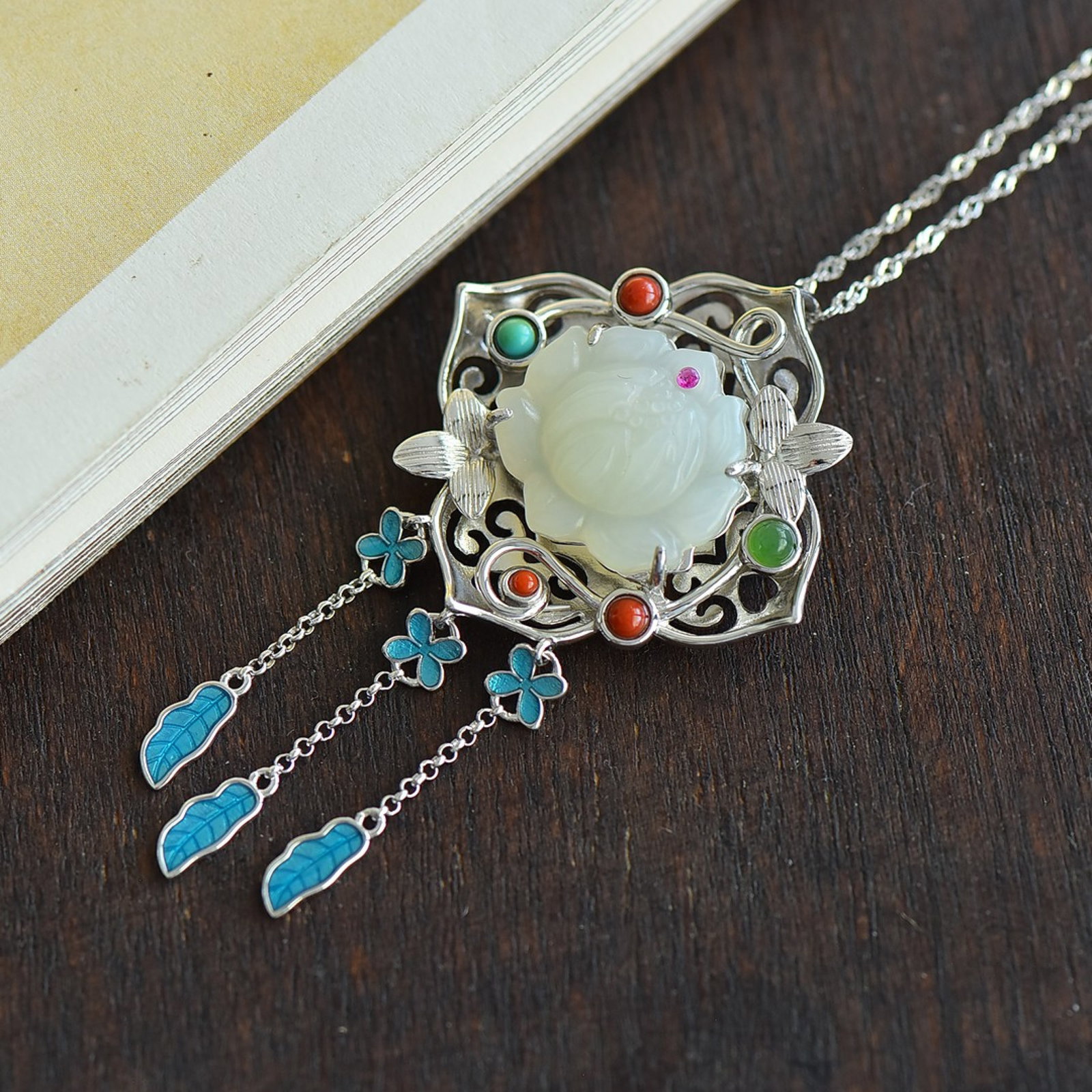 An Exquisite Sterling Silver Inlaid White Jade Enamel Pendant: An Exquisite Sterling Silver Inlaid White Jade Enamel Pendant,Size:20mmx21mm 纯银镶白玉珐琅吊坠