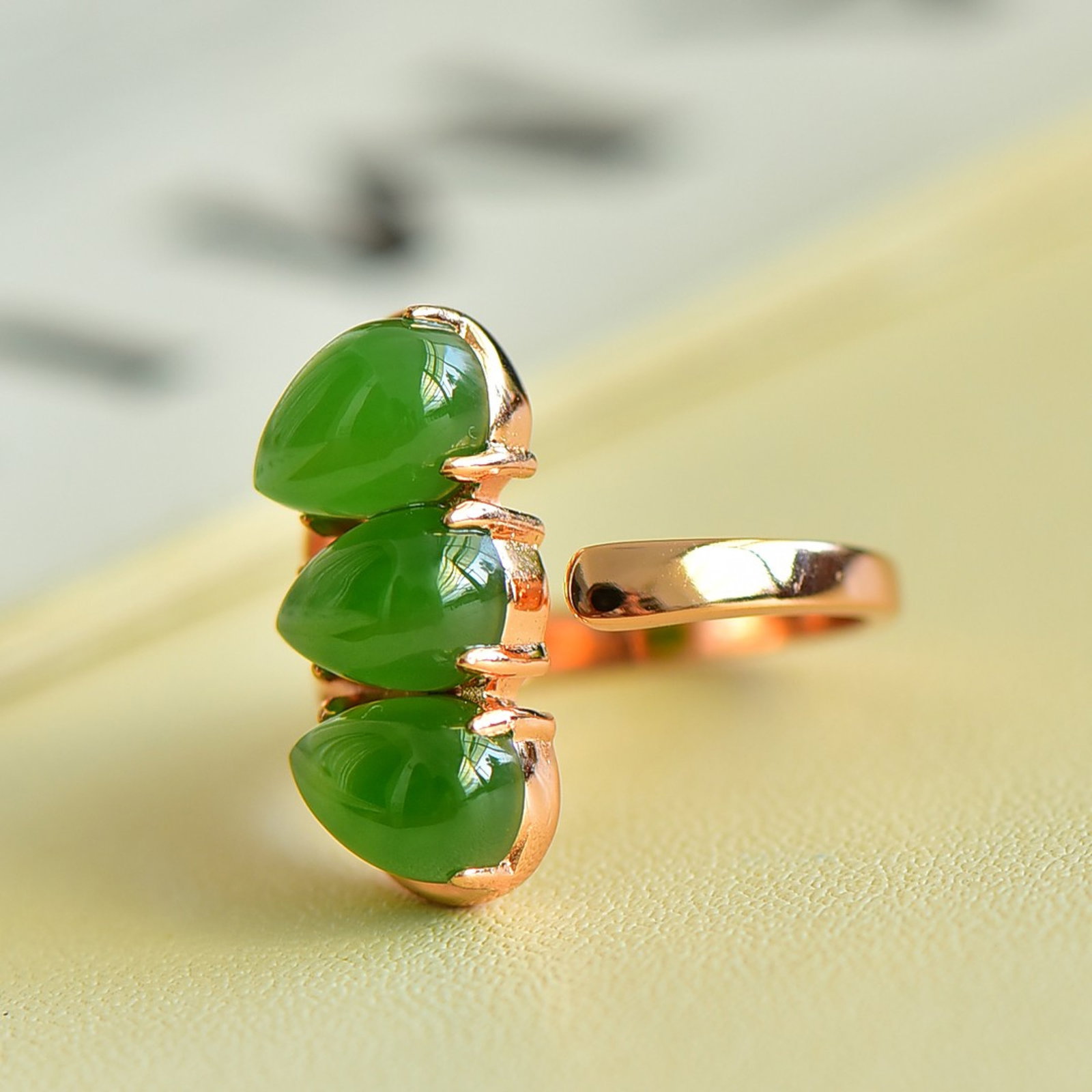 An Exquisite Sterling Silver-Gold Plated Inlaid Jasper Ring: An Exquisite Sterling Silver-Gold Plated Inlaid Jasper Ring,Size:6mmx9mm 一个精美的纯银镀金镶碧玉戒指