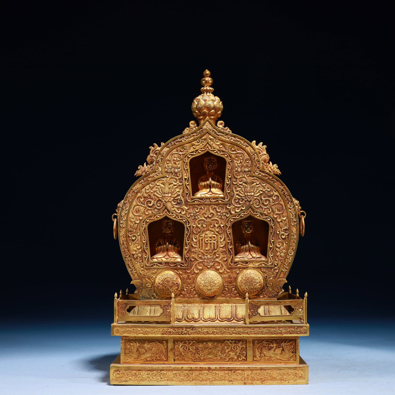 An Exquisite Gilt Bronze Niche: An Exquisite Gilt Bronze Niche,Qing Dynasty,China,Size:7.1inx4.3inx11.8in,Weight:3150g 铜鎏金佛龛,中国清代
