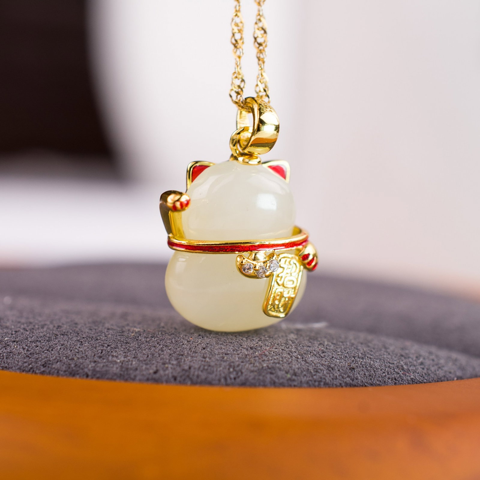 An Exquisite Sterling Silver-Gold Plated Inlaid White Jade Pendant , Inlaid Diamond: Sterling Silver-Gold Plated Inlaid White Jade Pendant , Inlaid Diamond , Size :12mmx14mm 纯银镀金镶白玉吊坠,嵌钻石,尺ë