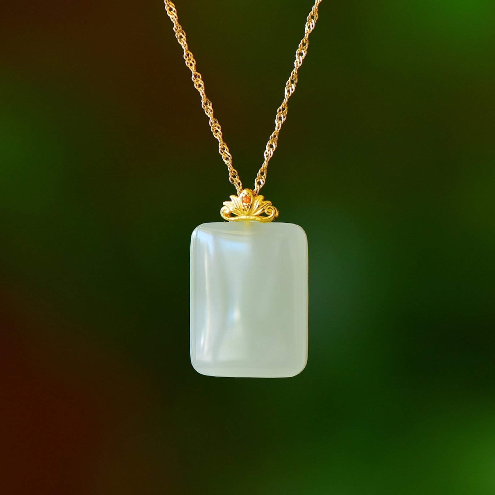 An Exquisite Sterling Silver-Gold Plated Inlaid White Jade Pendant: An Exquisite Sterling Silver-Gold Plated Inlaid White Jade Pendant,Size:15mmx20mm 纯银镀金镶白玉吊坠