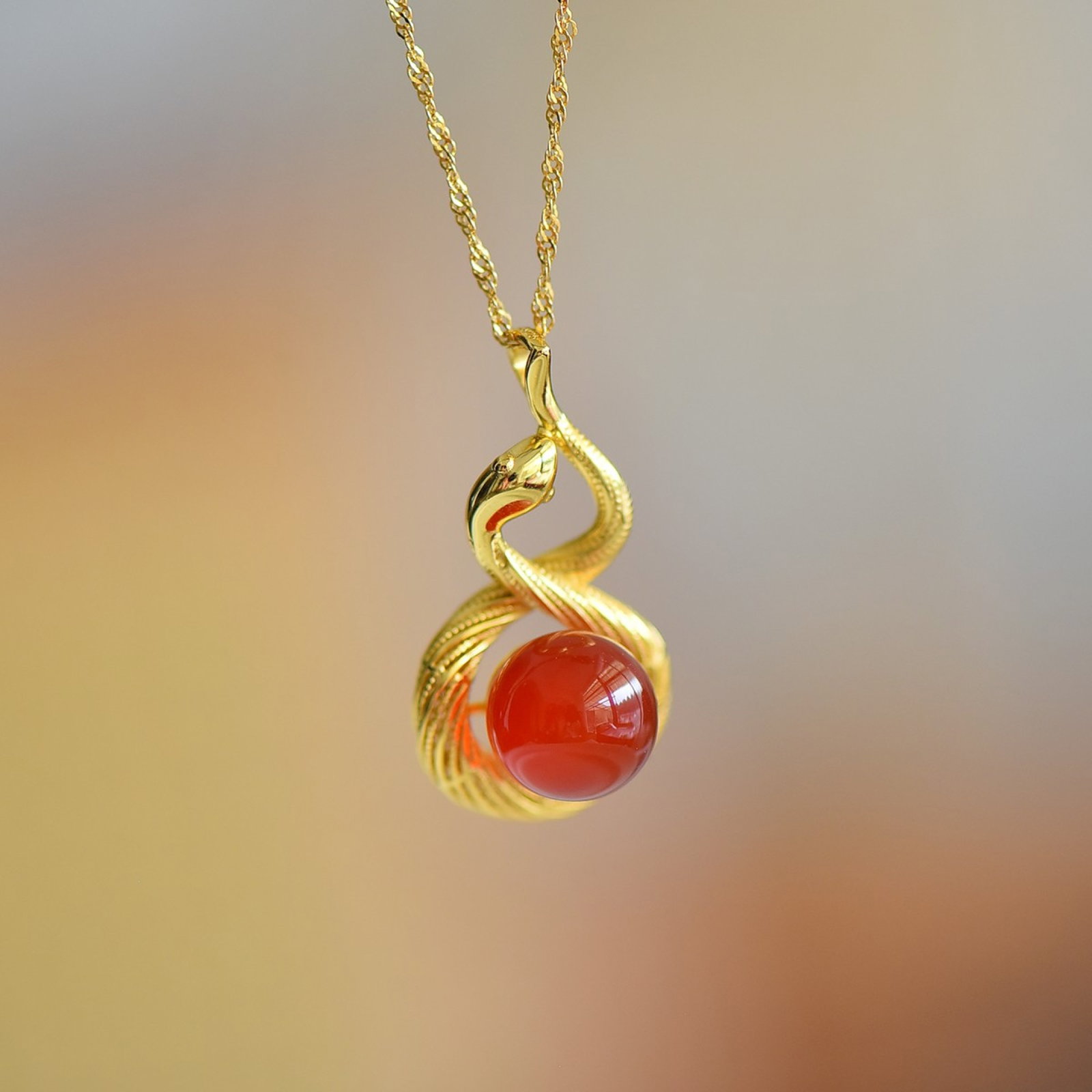 An Exquisite Sterling Silver-Gold Plated Inlaid Agate Pendant: An Exquisite Sterling Silver-Gold Plated Inlaid Agate Pendant,Size:10mmx10mm 纯银镀金镶玛瑙吊坠