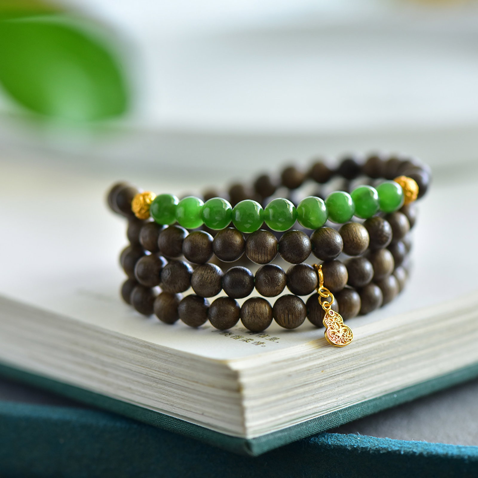 An Exquisite Jasper Eaglewood Bracelets: An Exquisite Jasper Eaglewood Bracelets,Size:6mm 寓意:福禄双全.永恒吉祥『碧玉沁凉:和田碧